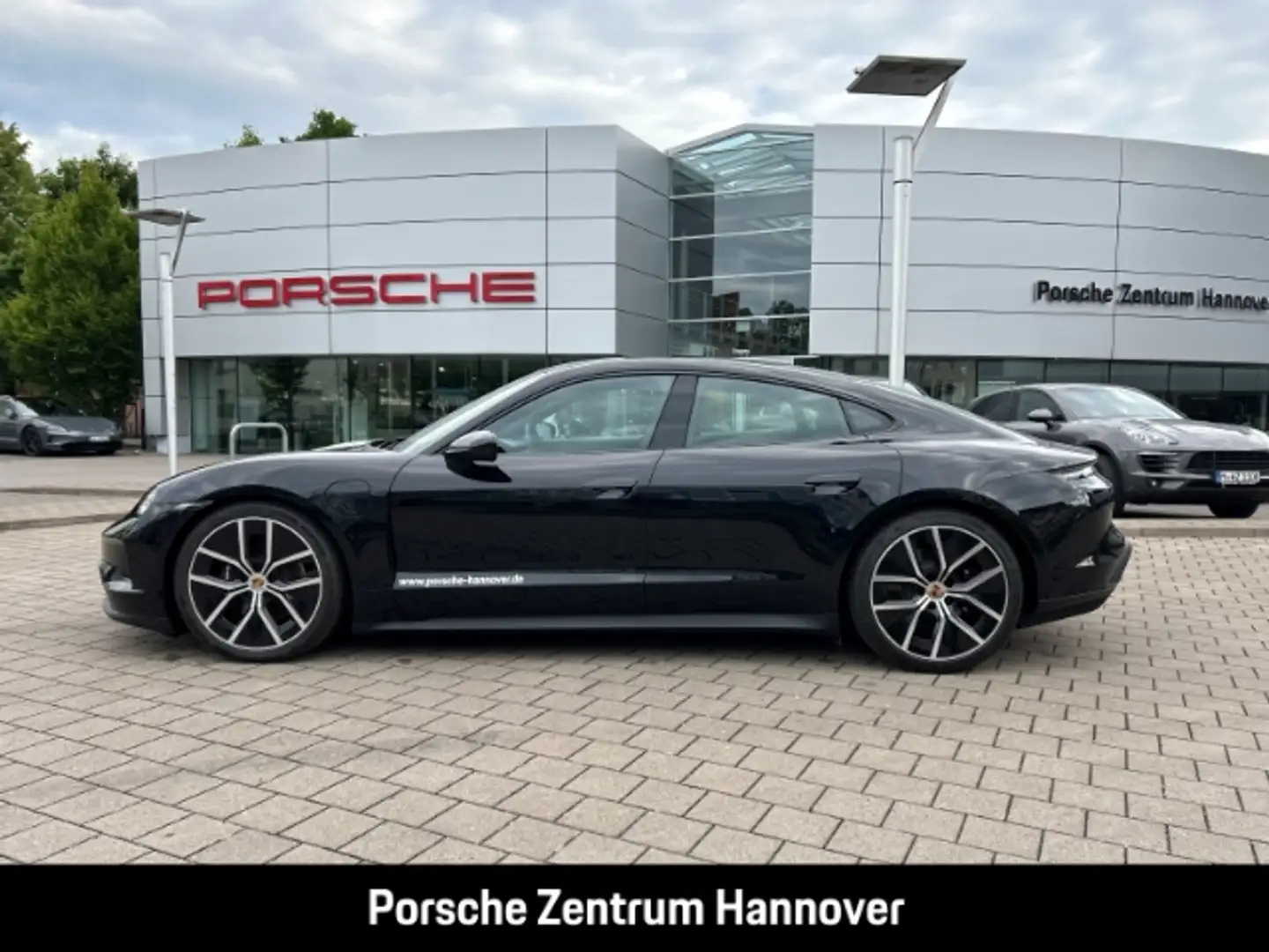 Porsche Taycan Schwarz - 2