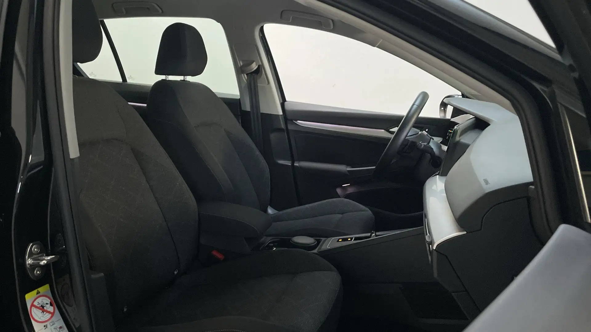 Volkswagen Golf 1.0 eTSI 110pk DSG Life Business Camera Navigatie Zwart - 2
