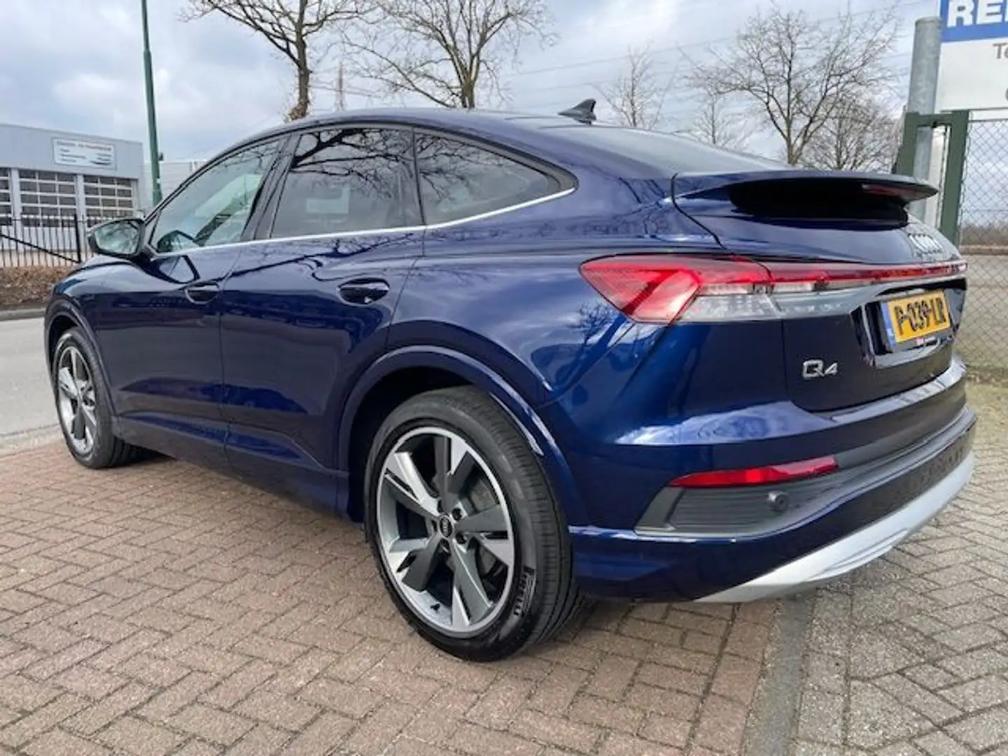 Audi Q4 e-tron Sportback 40 Launch S Edition Competition 77 kWh 7 Blau - 2