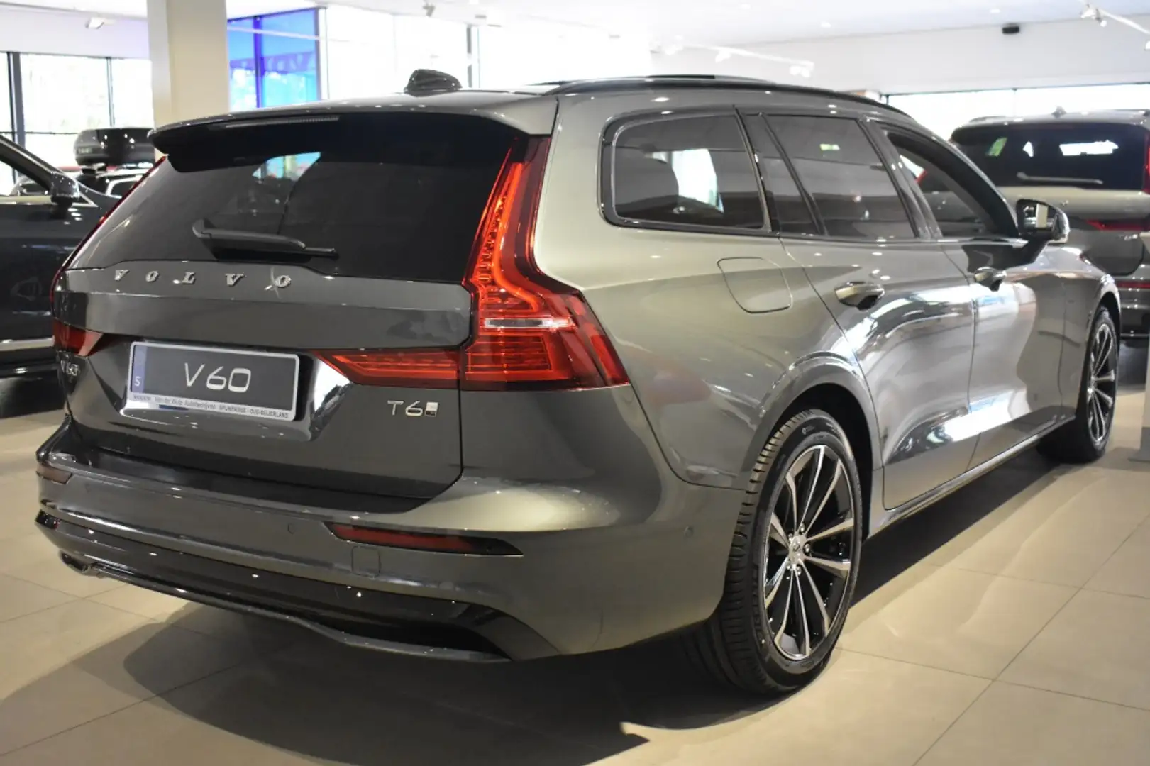 Volvo V60 T6 350pk AWD Plus Dark | Premium | Extra getint gl Groen - 2