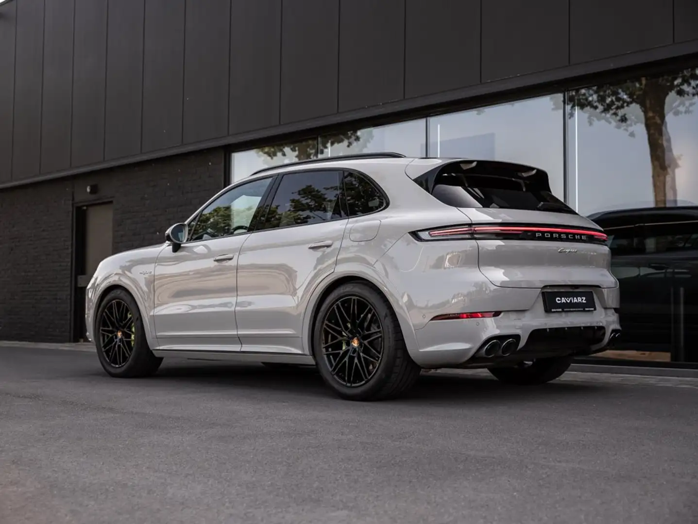 Porsche Cayenne E-HYB/SPORTDES/21"RS/AIR/PANO/MATR/DISPL/14W/BOSE Grijs - 2