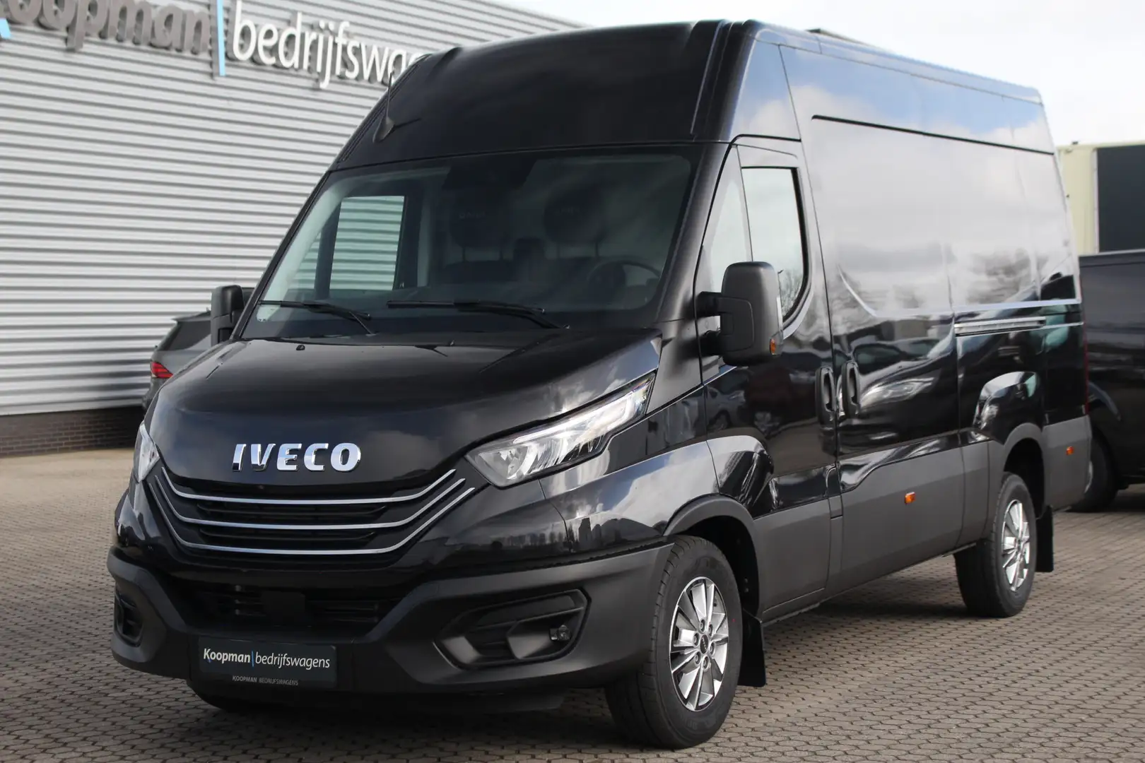 Iveco Daily 35S18A8 3.0 180pk 352 L2H2 | Automaat | Navi | Cam Zwart - 2