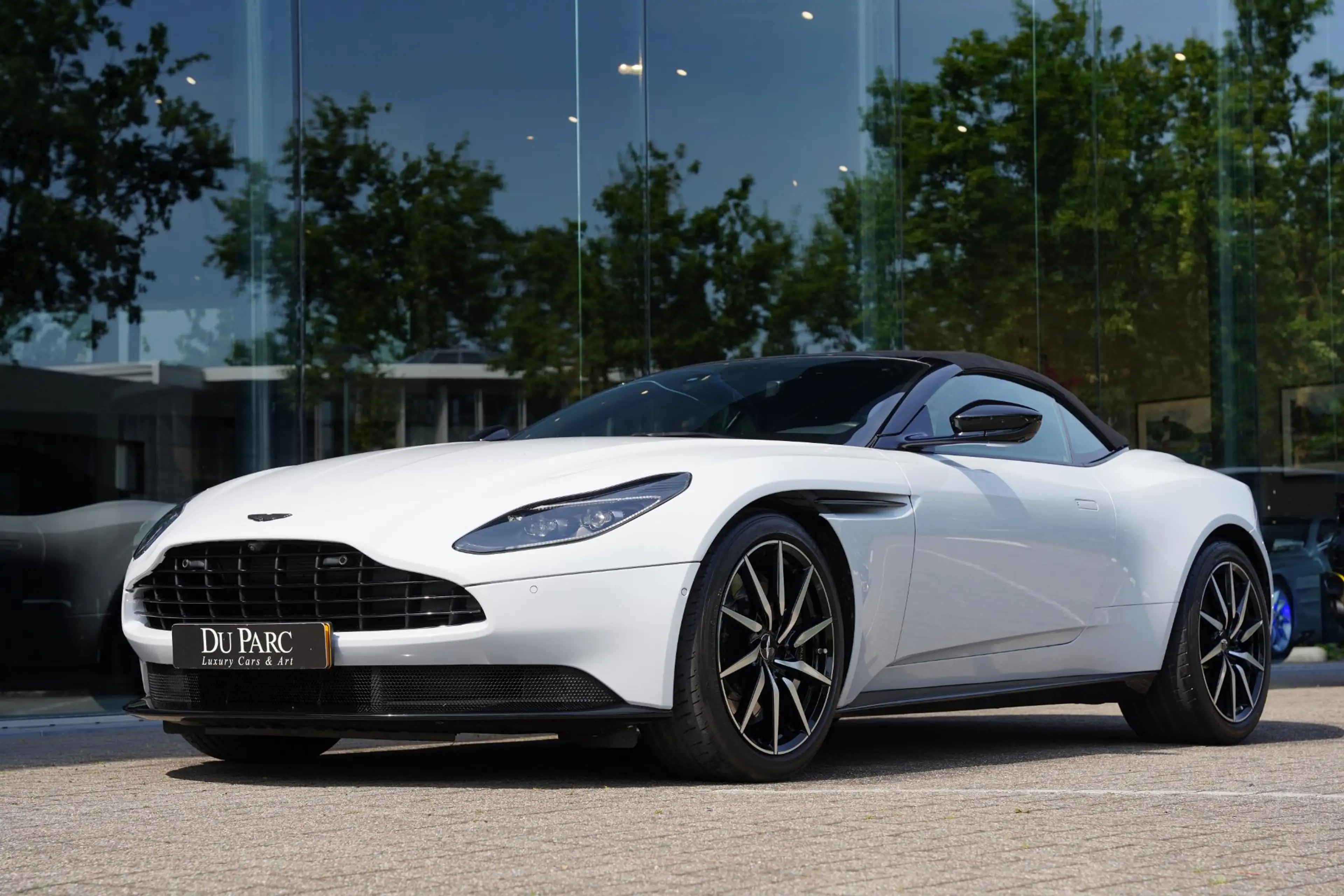 Aston Martin DB11 Volante 4.0 V8 / B&O Advanced / Dealer Serviced — photo 2