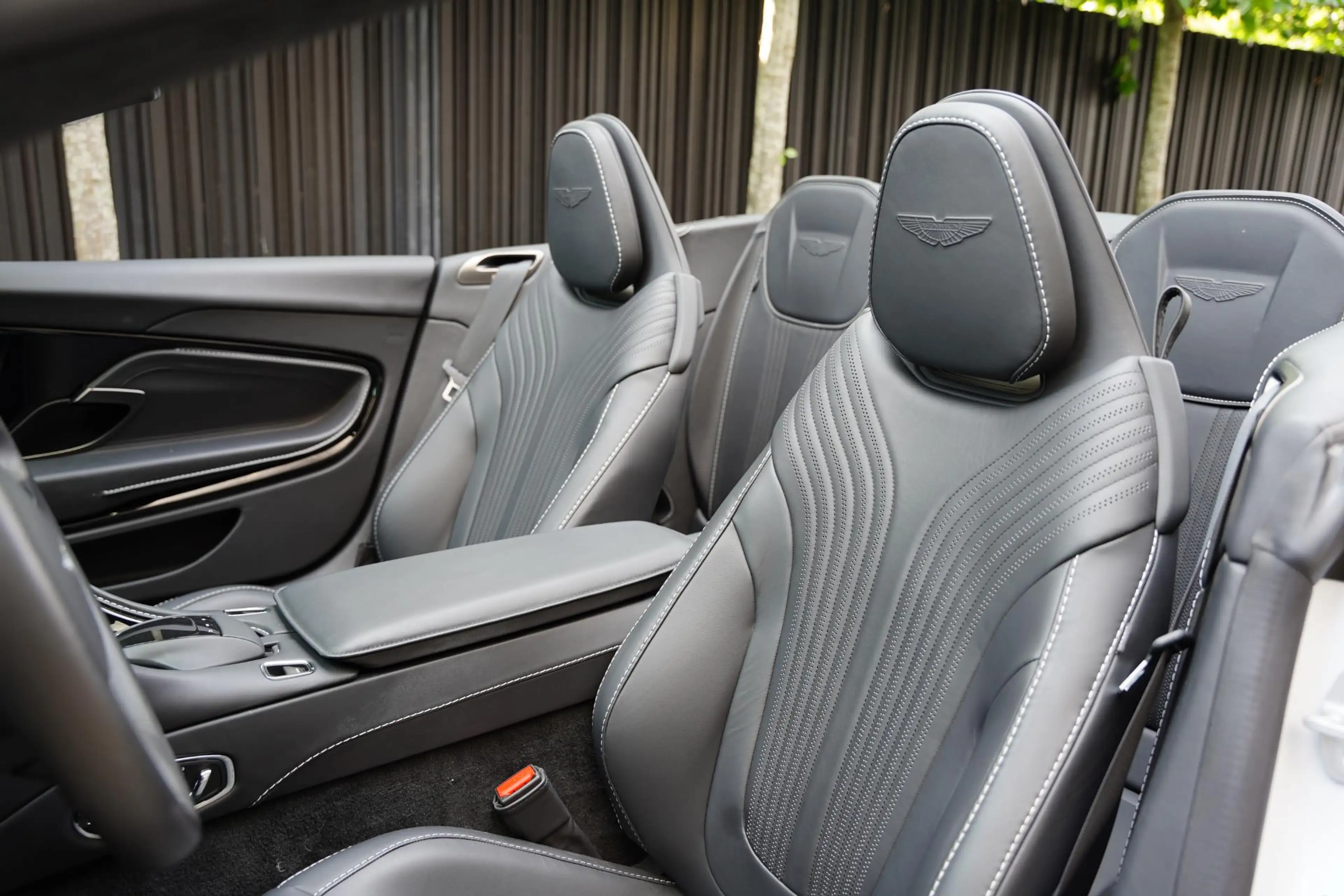 Aston Martin DB11 Volante 4.0 V8 / B&O Advanced / Dealer Serviced — photo 9