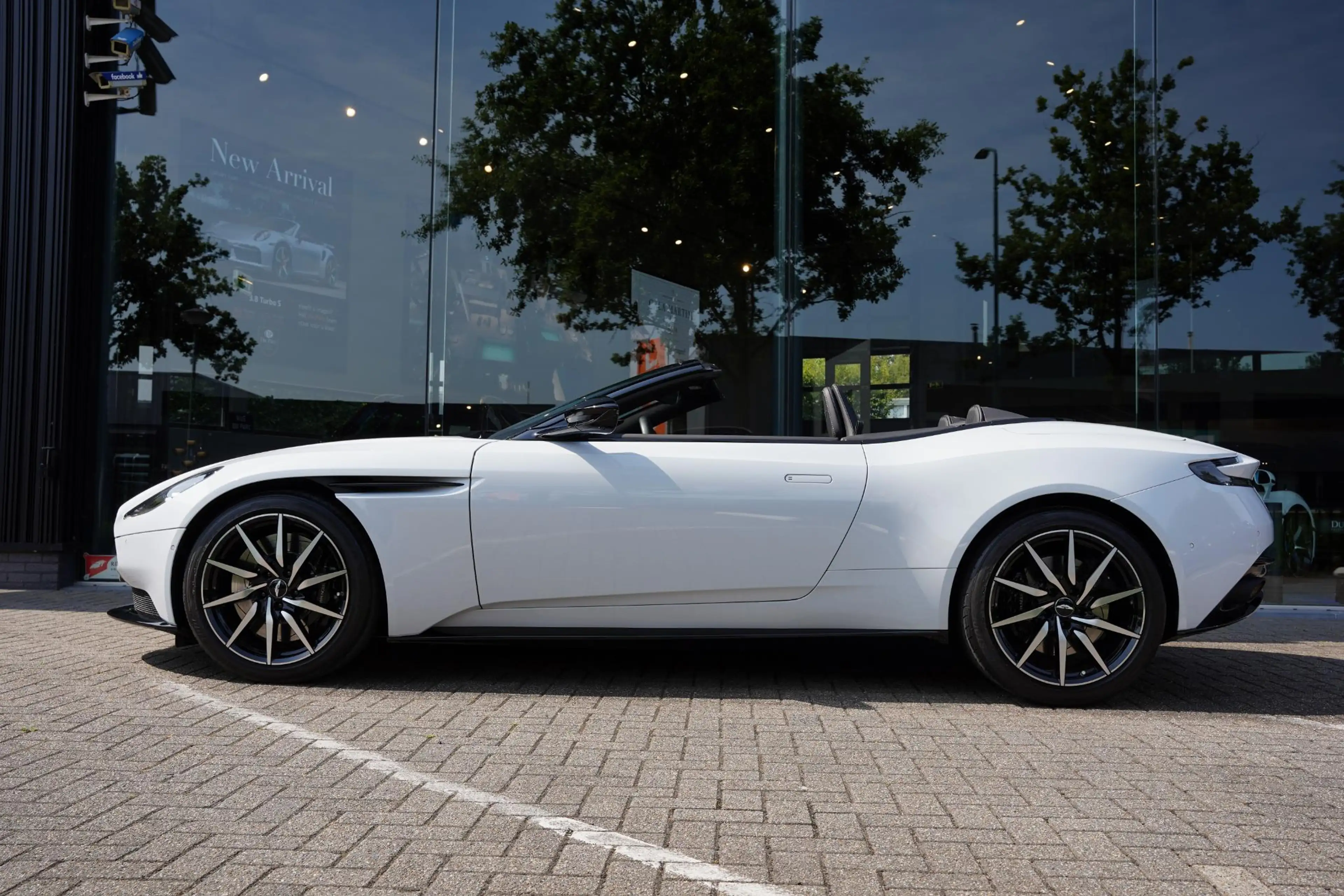 Aston Martin DB11 Volante 4.0 V8 / B&O Advanced / Dealer Serviced — photo 3