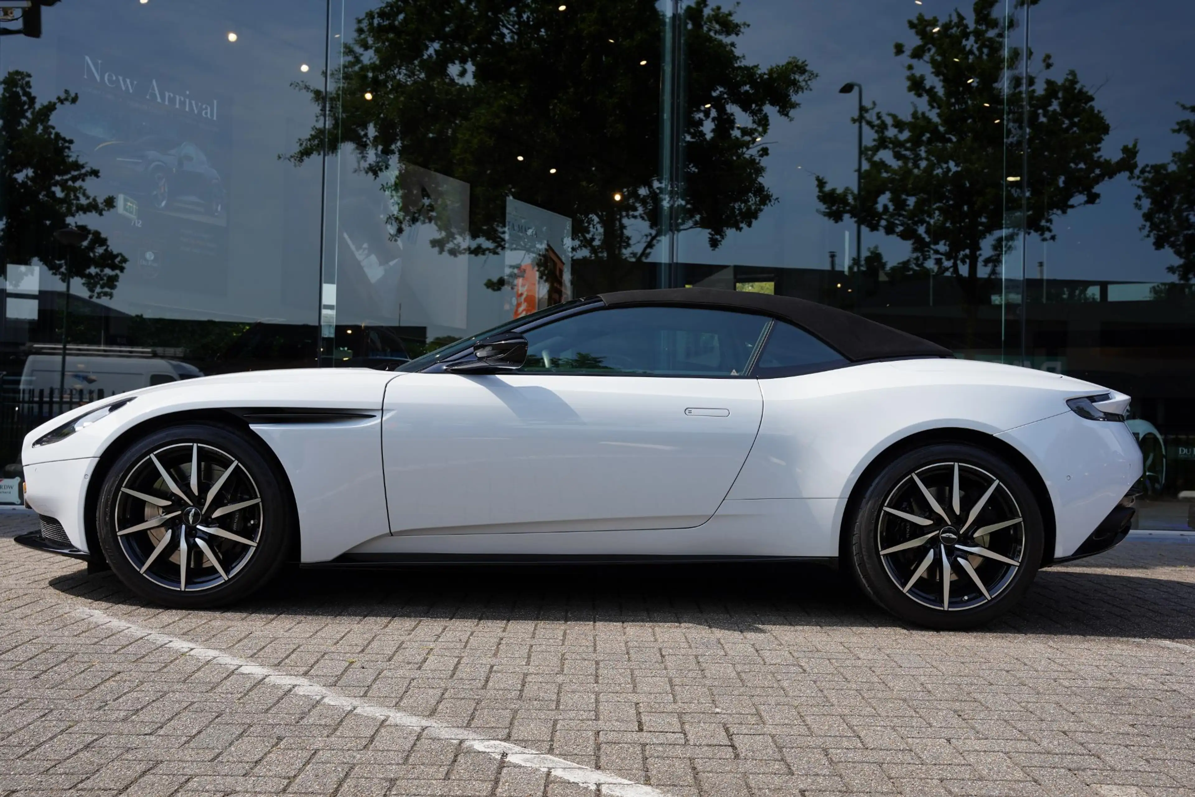 Aston Martin DB11 Volante 4.0 V8 / B&O Advanced / Dealer Serviced — photo 4