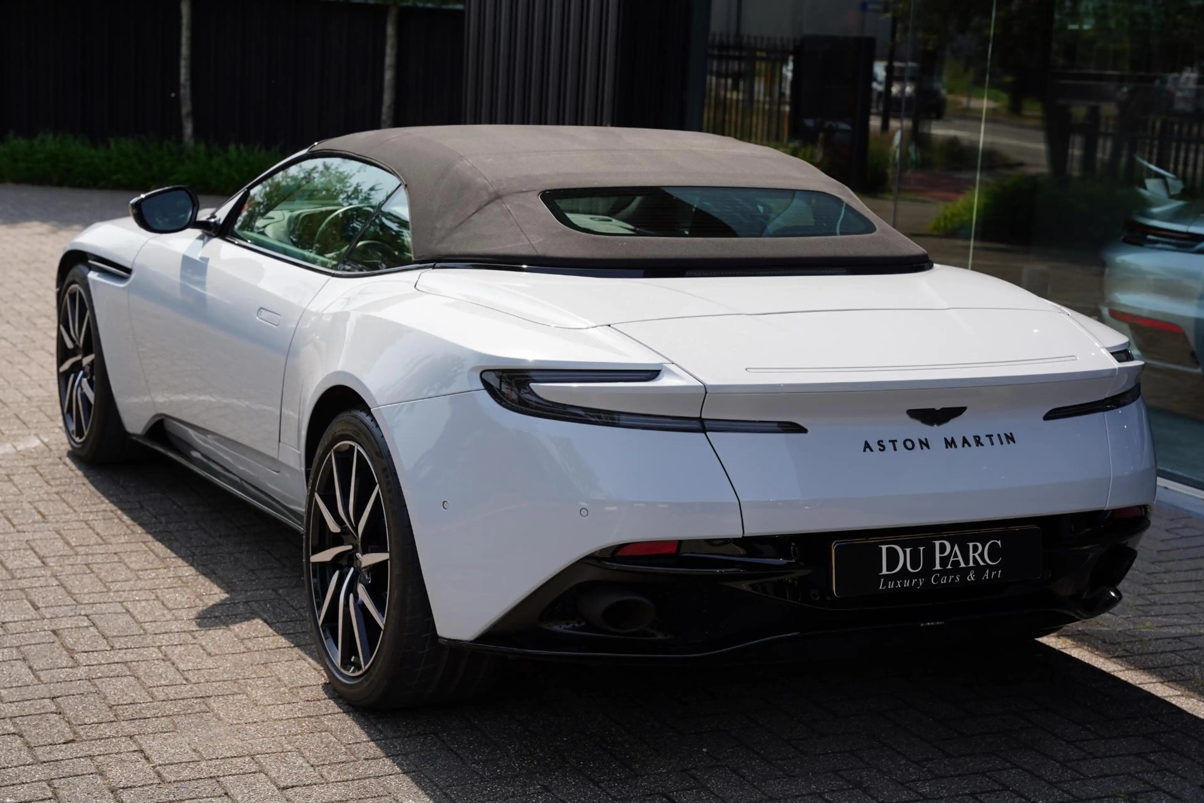 Aston Martin DB11 Volante 4.0 V8 / B&O Advanced / Dealer Serviced — photo 6