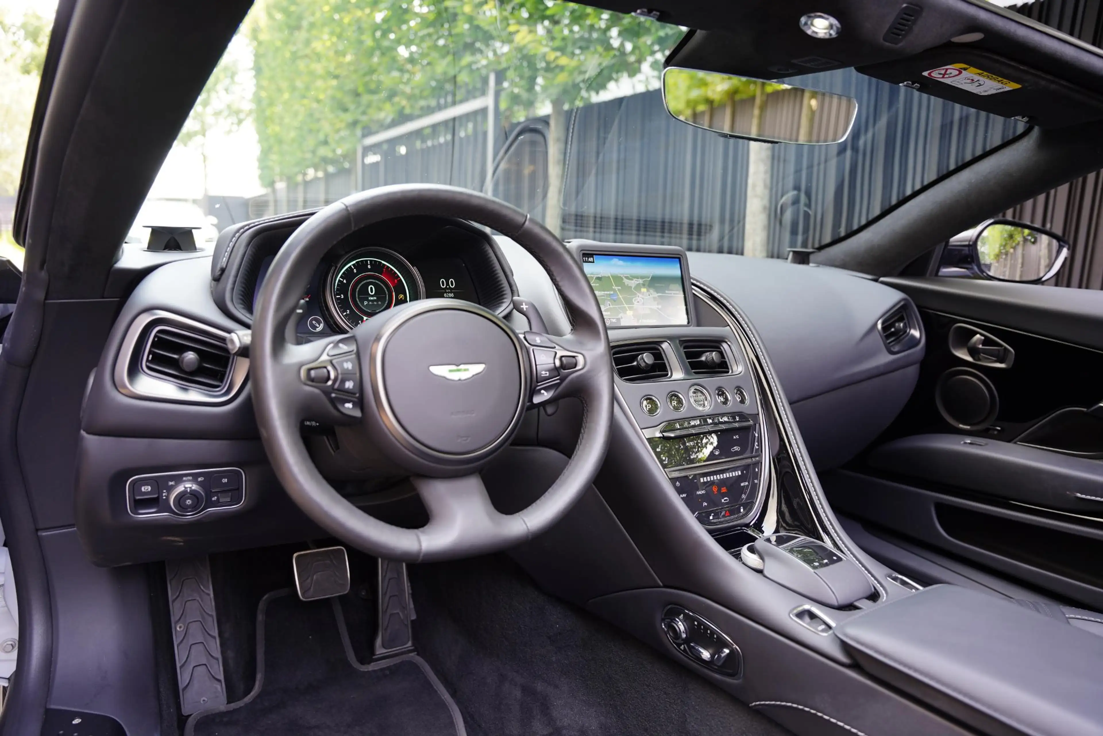 Aston Martin DB11 Volante 4.0 V8 / B&O Advanced / Dealer Serviced — photo 7