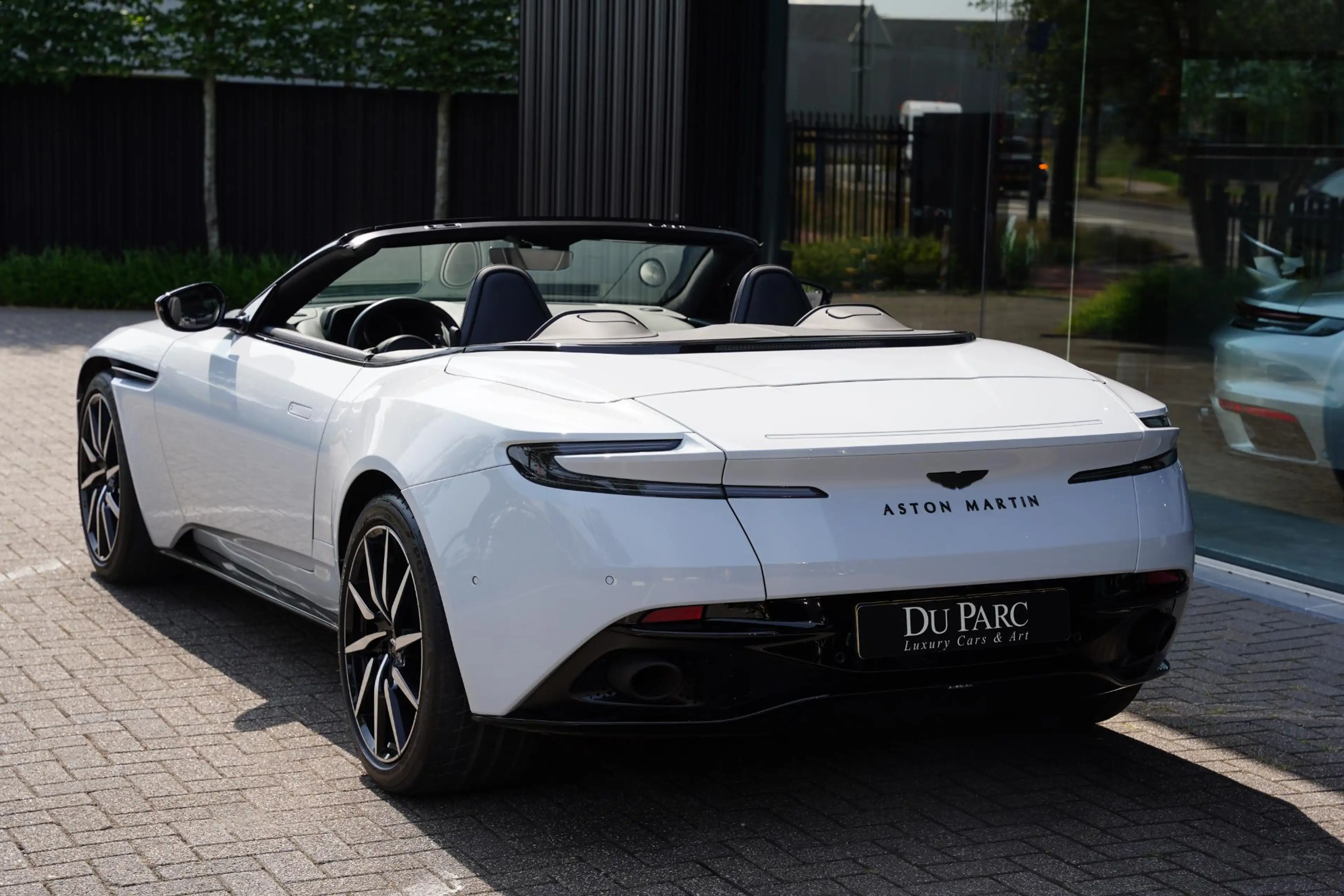 Aston Martin DB11 Volante 4.0 V8 / B&O Advanced / Dealer Serviced — photo 5