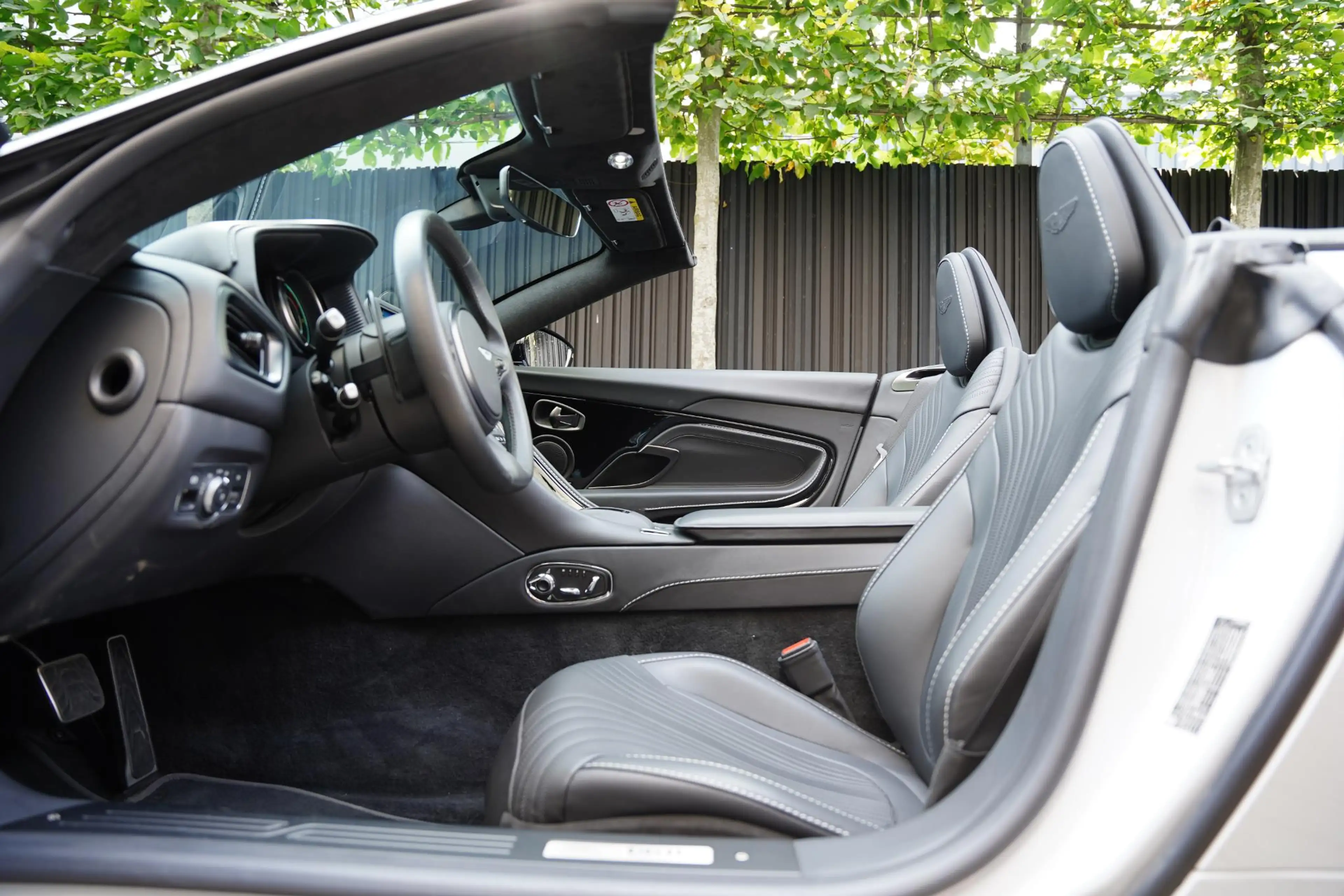 Aston Martin DB11 Volante 4.0 V8 / B&O Advanced / Dealer Serviced — photo 8