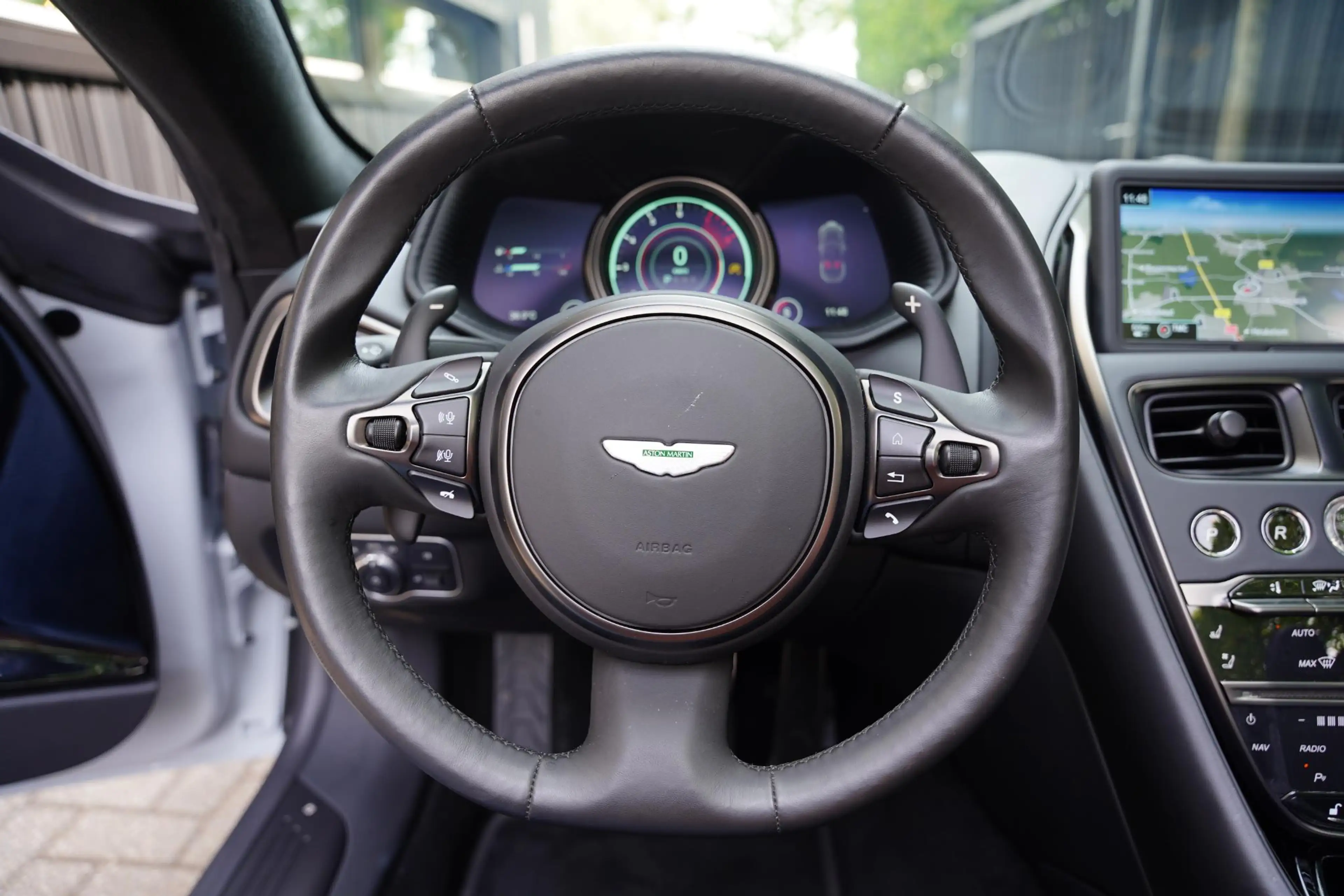 Aston Martin DB11 Volante 4.0 V8 / B&O Advanced / Dealer Serviced — photo 11