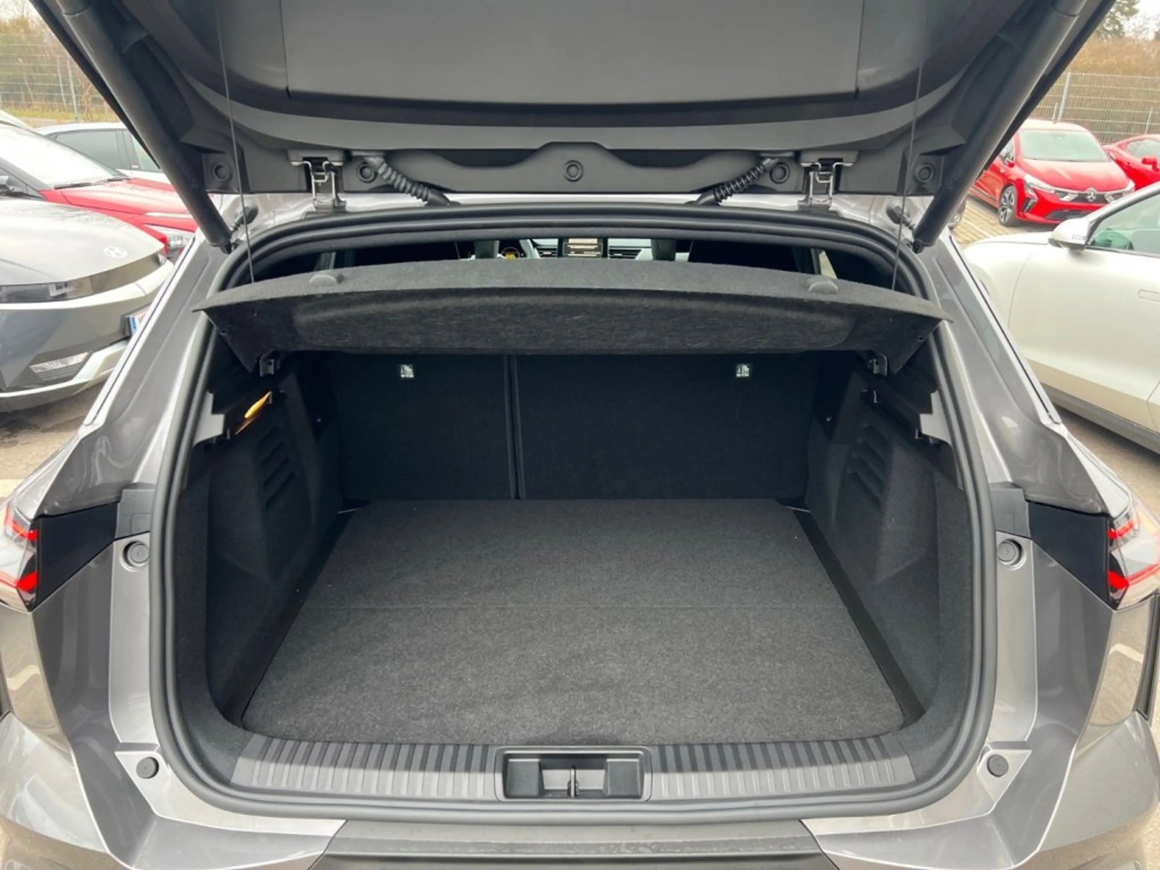 Mitsubishi Grandis 1,8 HEV Diamond C AT 26 — photo 12