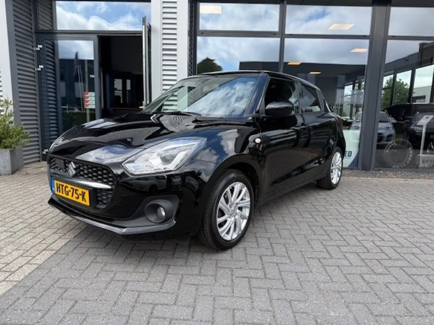 Suzuki Swift 1.2 Stijl Smart Hybrid Airco Cruise Camera Carplay Zwart - 1