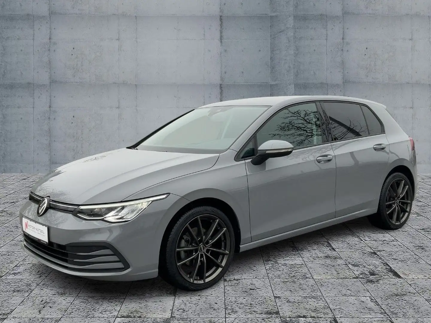 Volkswagen Golf VIII 1.5 eTSI DSG LIFE LED+ACC+NAV+SHZ+DAB Grau - 2