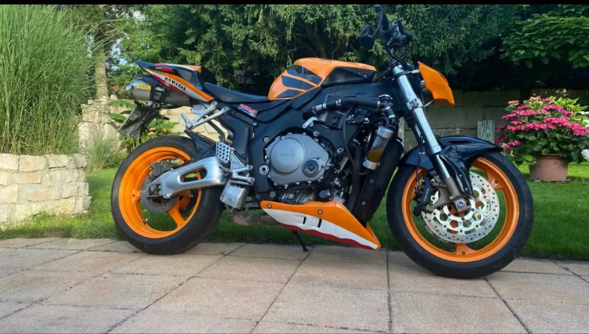 Honda Fireblade 1000rr 170PS Streetfighter Umbau/ Repsol Edition - 1