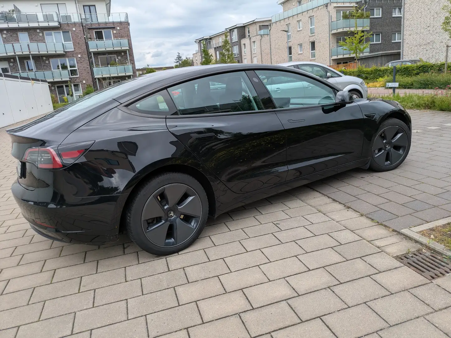 Tesla Model 3 Model 3 Standard Reichweite Plus Hinterradantrieb Schwarz - 2