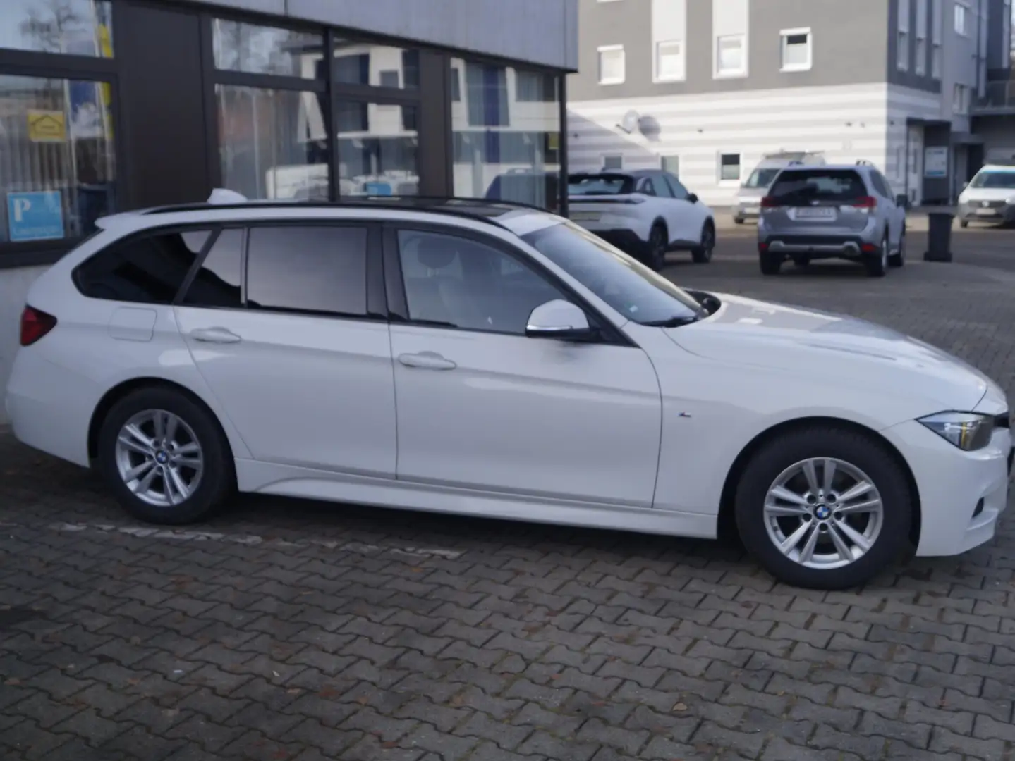 BMW 320 3er Touring Diesel 320d x Drive Aut. M Sport Weiß - 2
