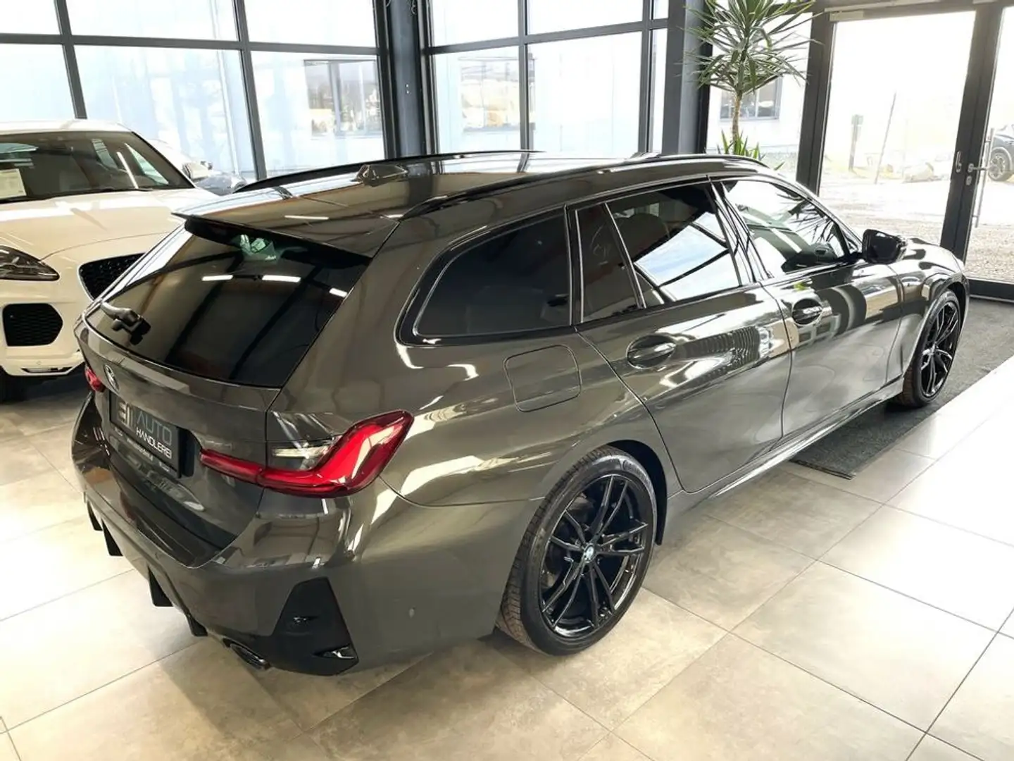 BMW 320 d Touring xDrive M-Sport *LED*PDC*NAV*STH*HUD* Grijs - 2