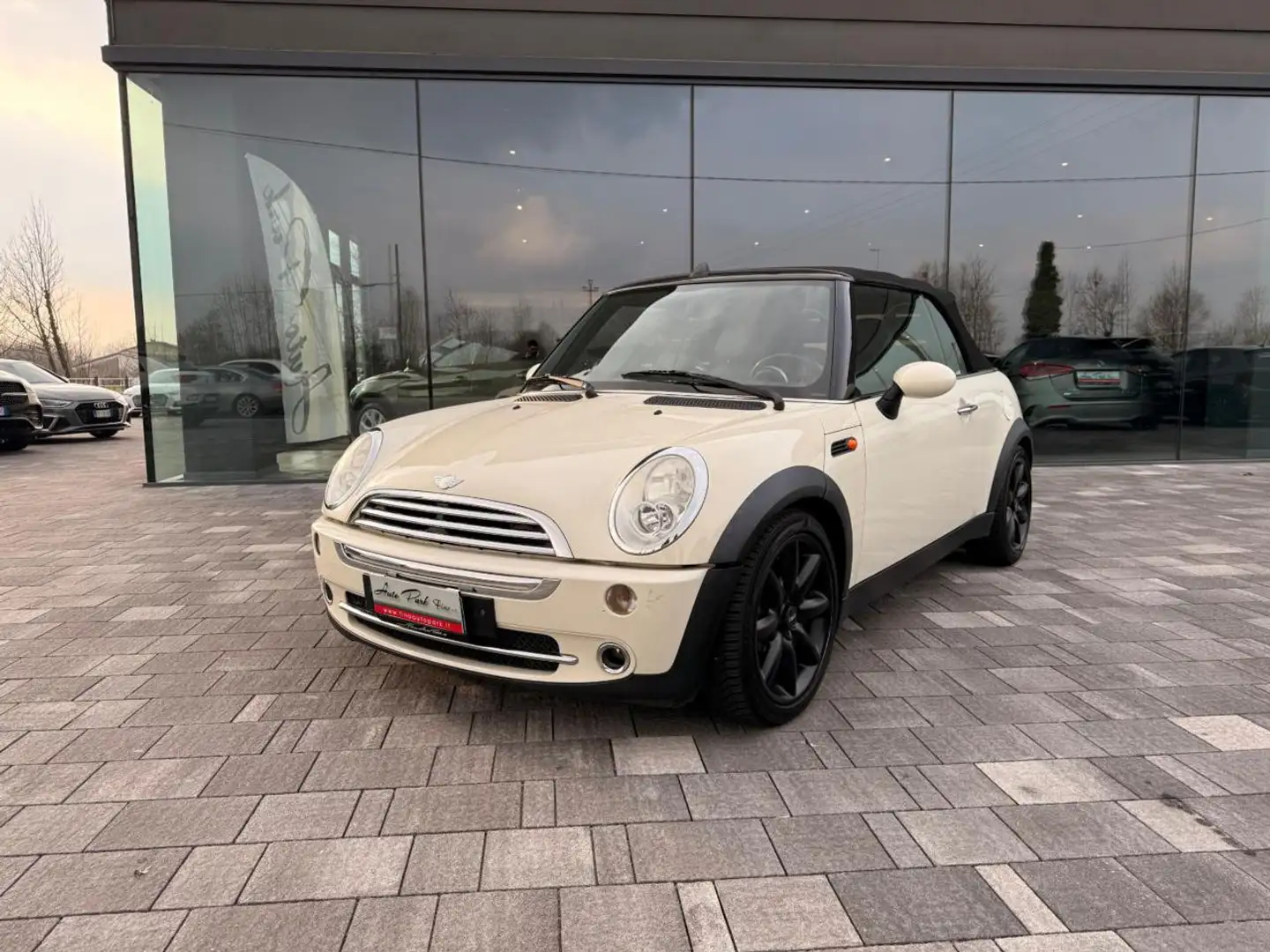 MINI Cooper Cabrio Beige - 2