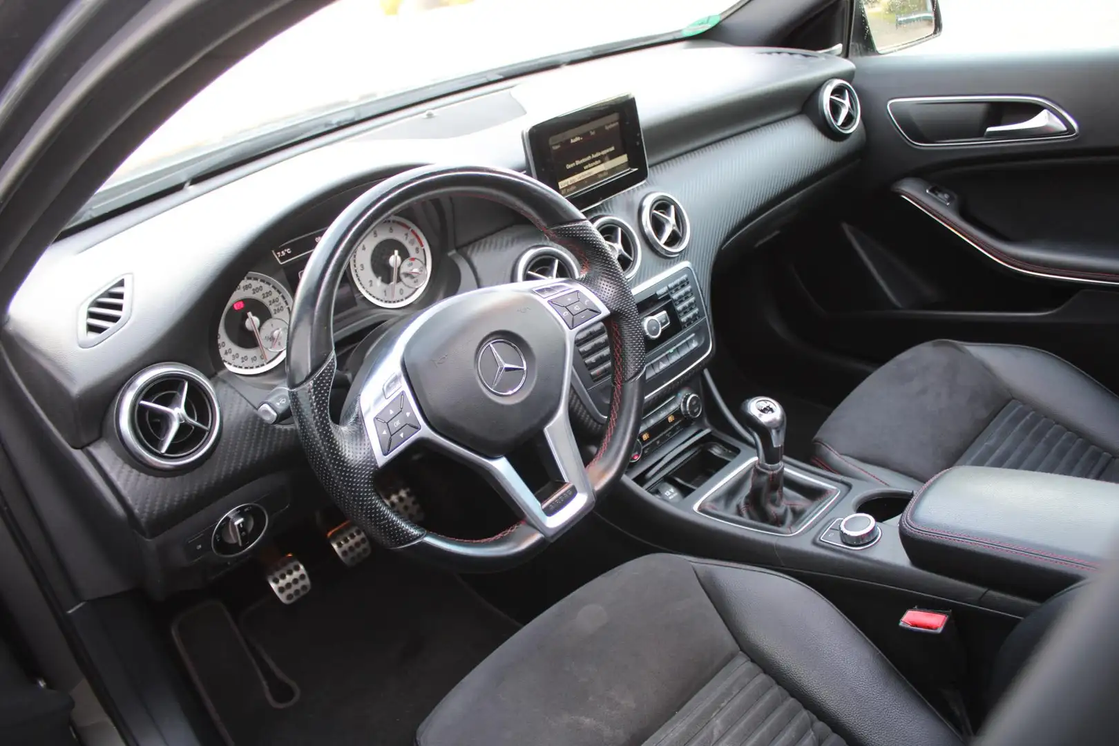 Mercedes-Benz A 200 AMG | Panoramadak | Harman Kardon | Camera | Stoel Grijs - 2