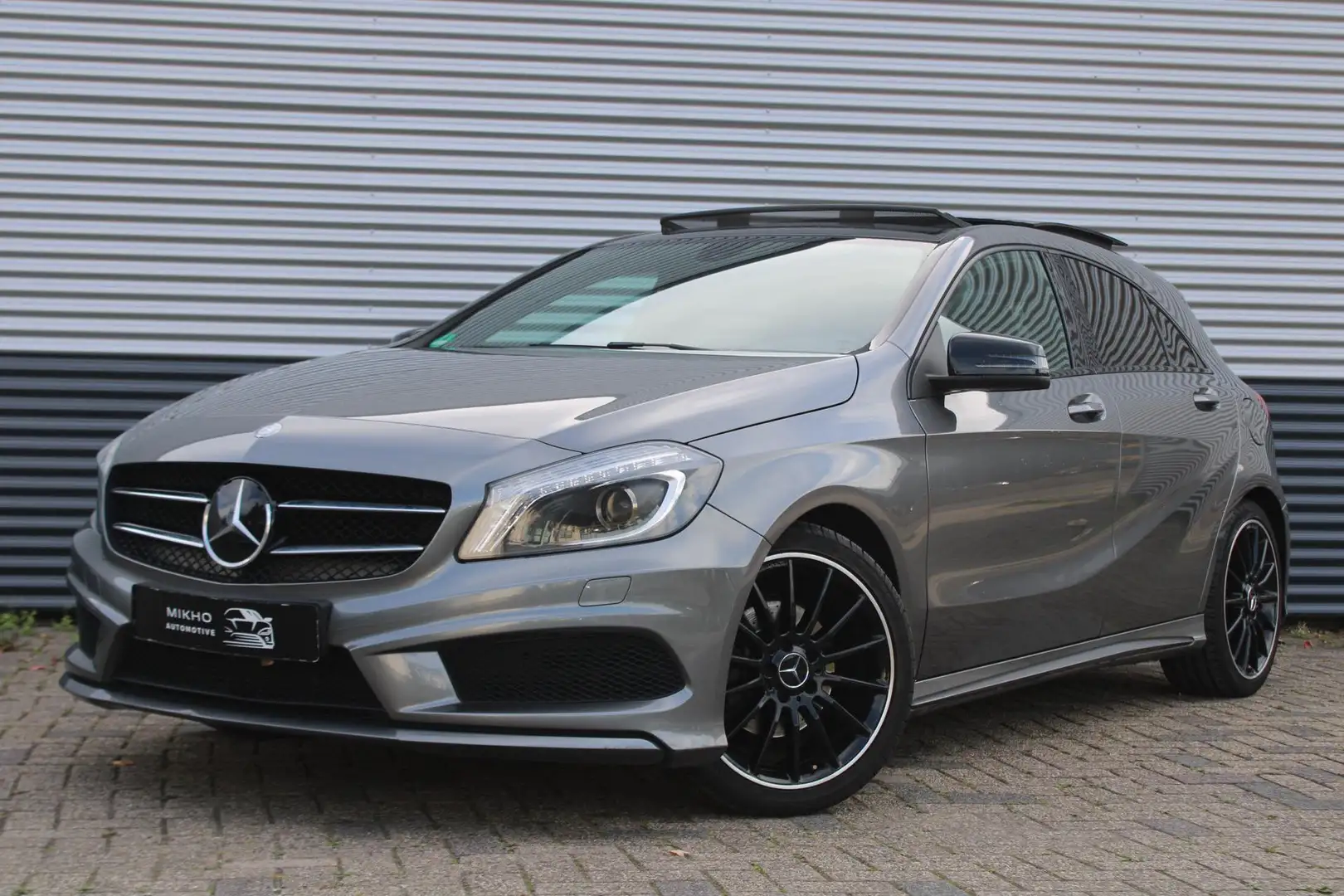 Mercedes-Benz A 200 AMG | Panoramadak | Harman Kardon | Camera | Stoel Grijs - 1