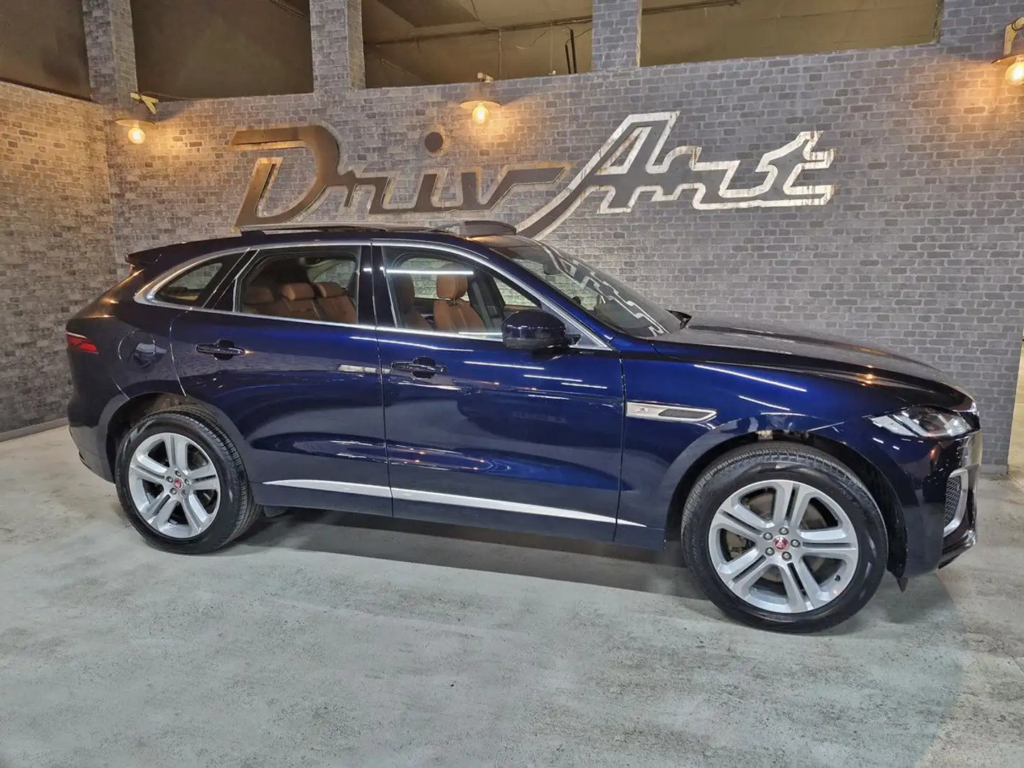 Jaguar F-Pace (2) P400E PHEV AWD R-Dynamic SE BVA8 404ch Or - 2