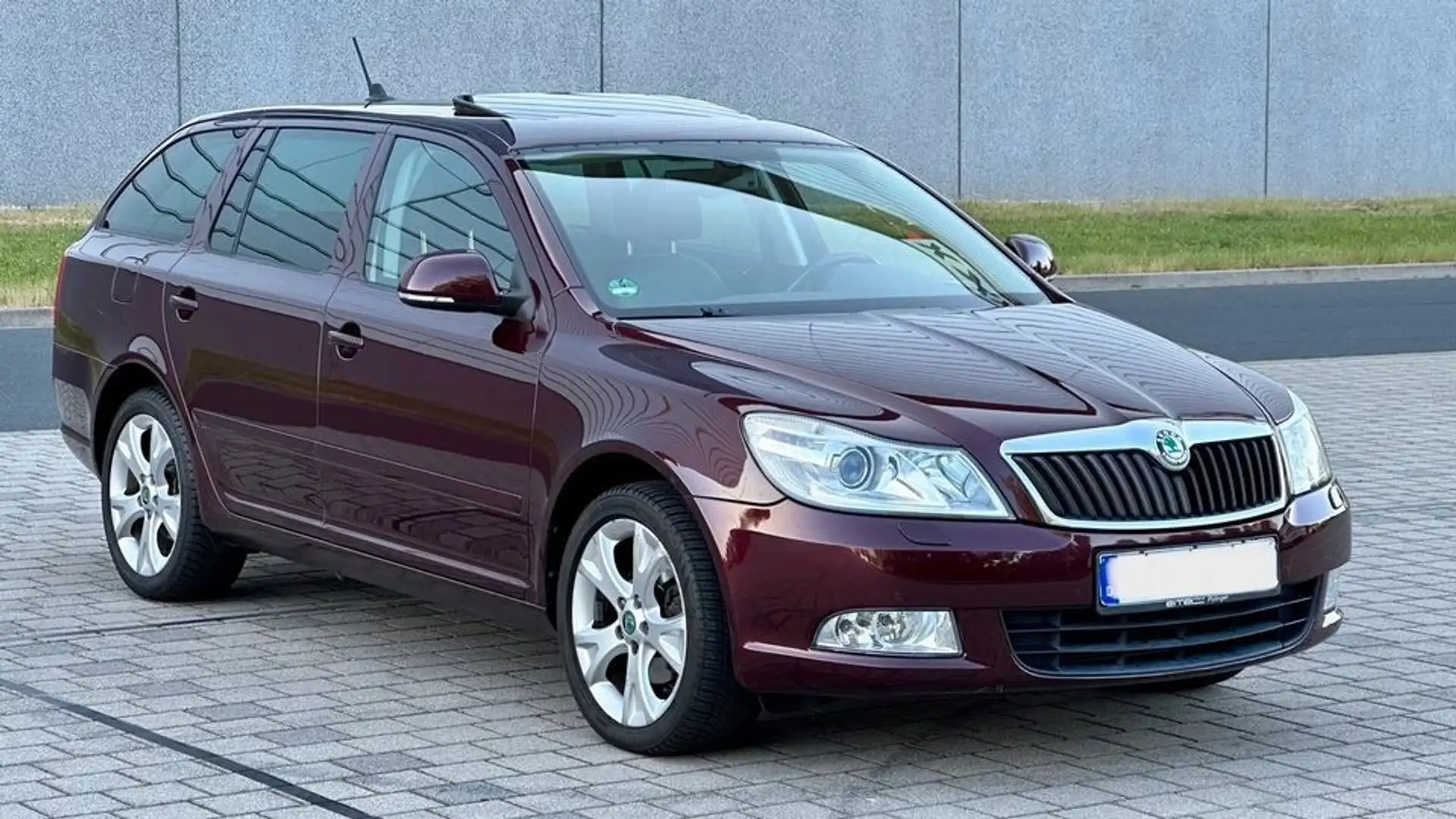 Skoda Octavia Combi 2.0 Schiebedach, Navi, Leder, Xenon - 1