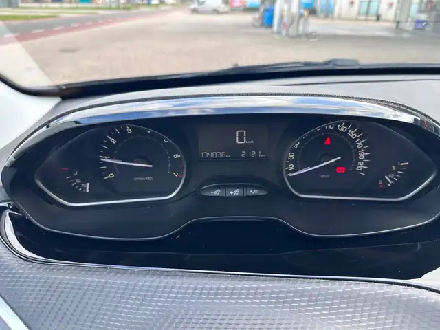 Peugeot 2008 view 18