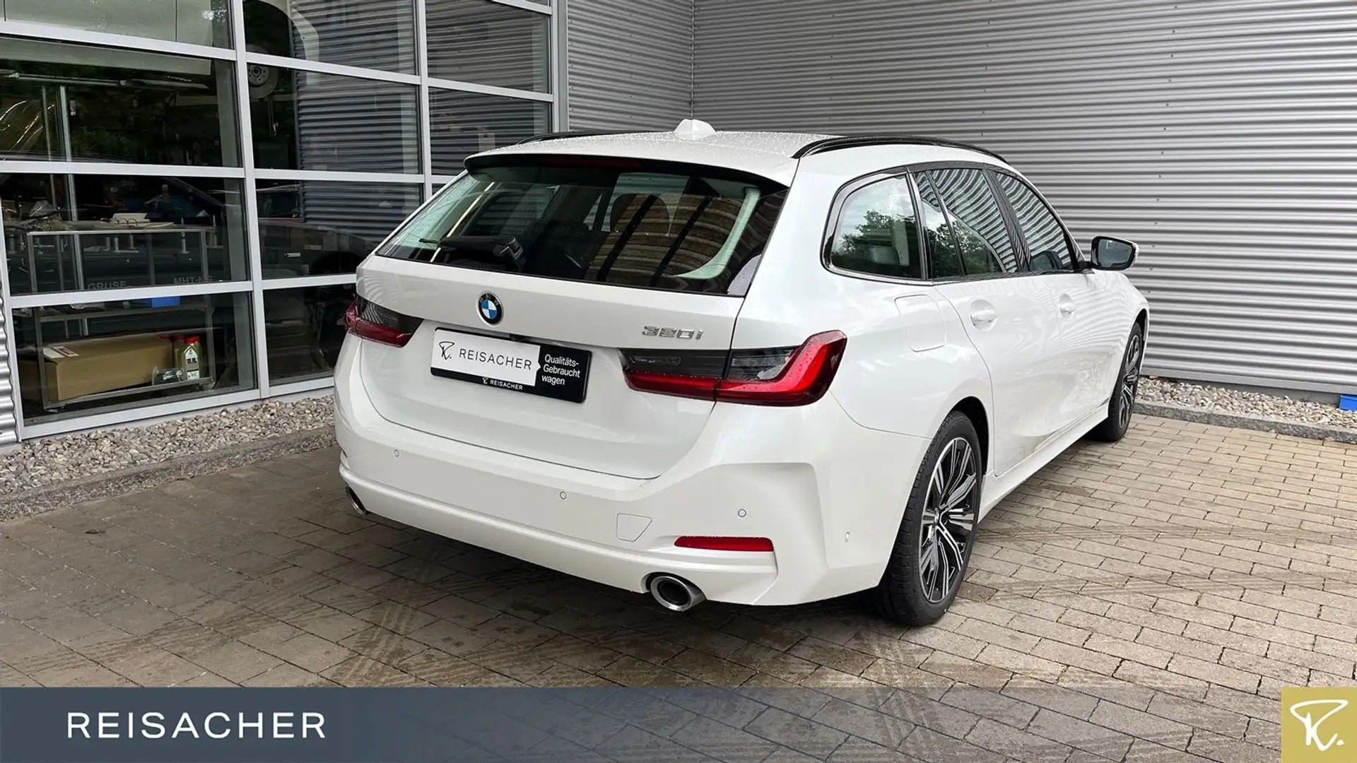 BMW 320 iA Touring Navi HUD adLED RüKa MemSi 18"LM Weiß - 2