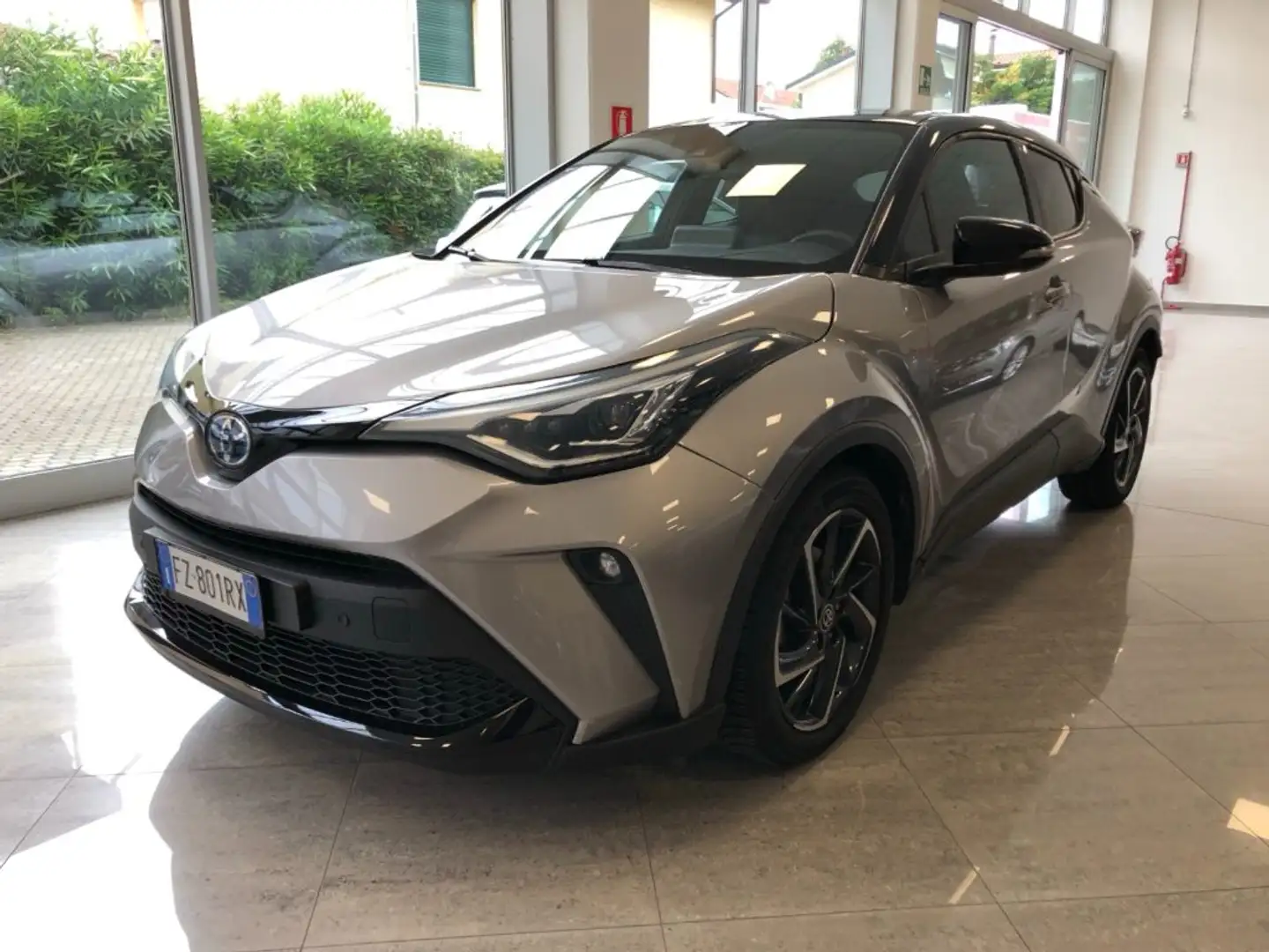 Toyota C-HR 2.0 Hybrid E-CVT Style Grau - 2