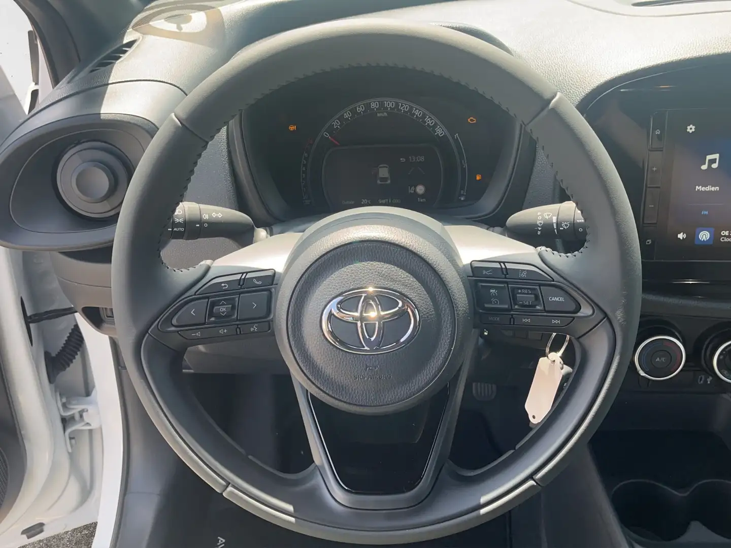 Toyota Aygo X X 1,0 VVT-i x-play 5-Gg. Schalter Weiß - 2