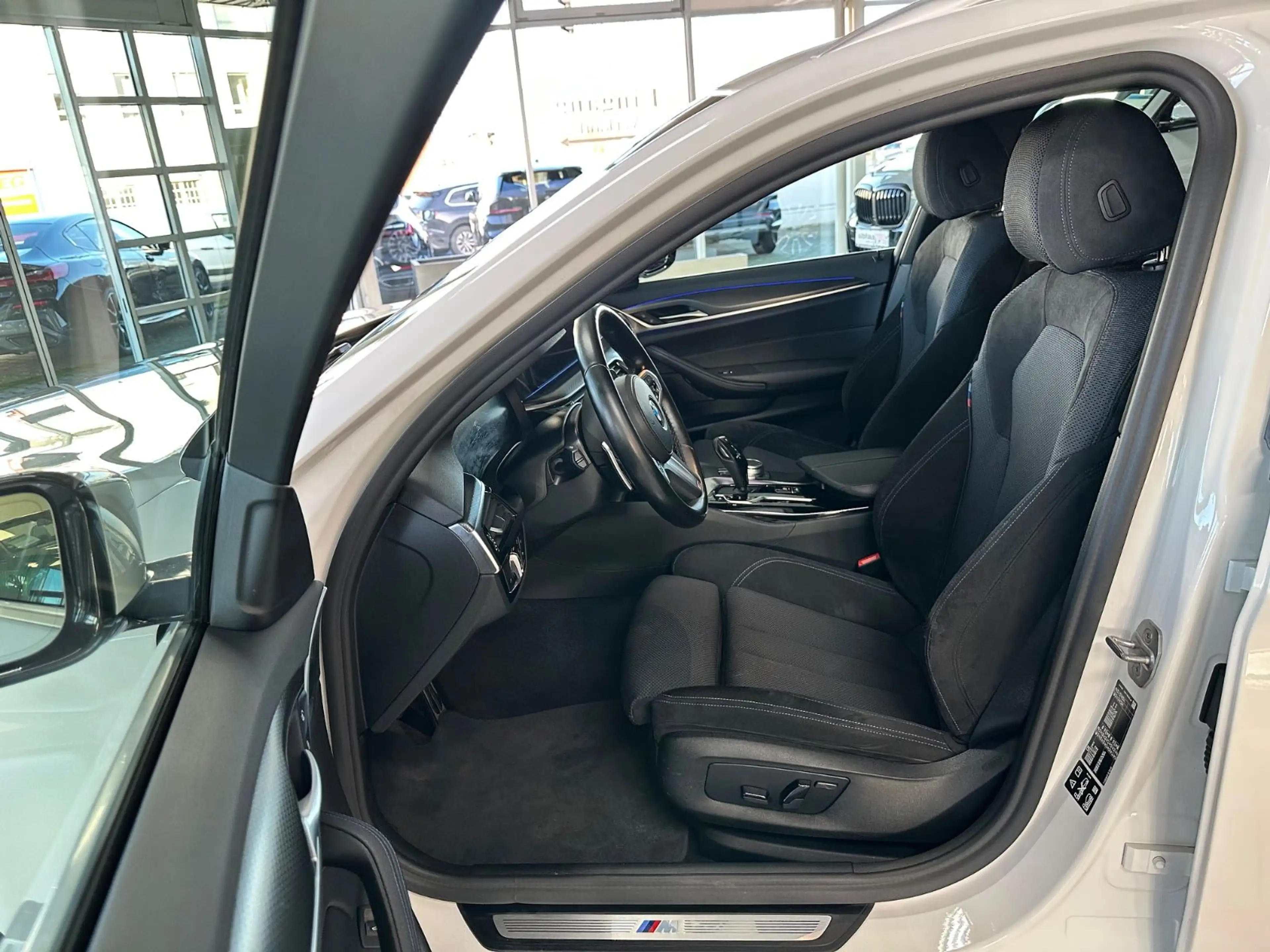 BMW 530 d xDrive M Sportpaket AUT./LED/CAM/AHK/SOFT C — photo 7