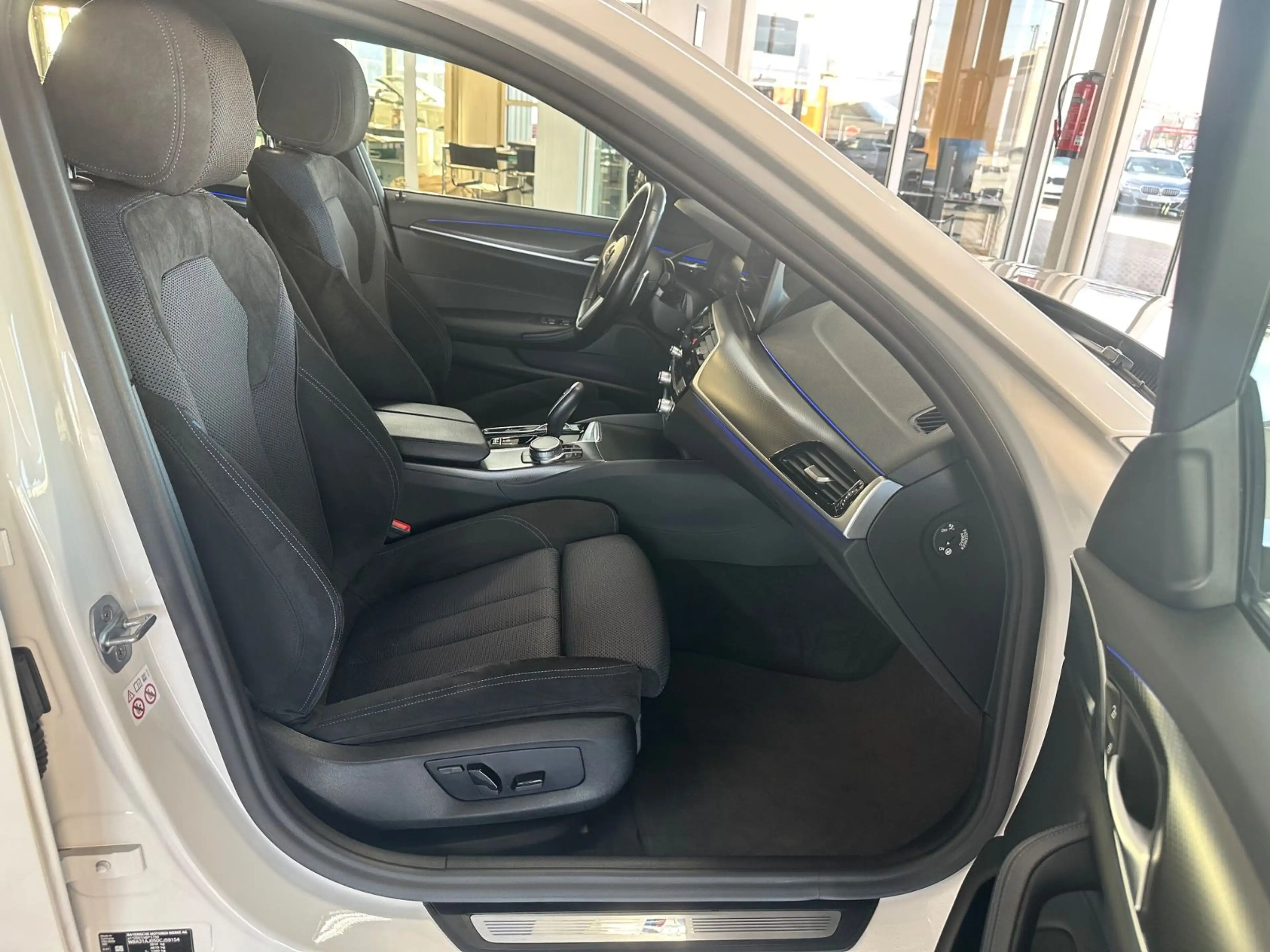 BMW 530 d xDrive M Sportpaket AUT./LED/CAM/AHK/SOFT C — photo 10