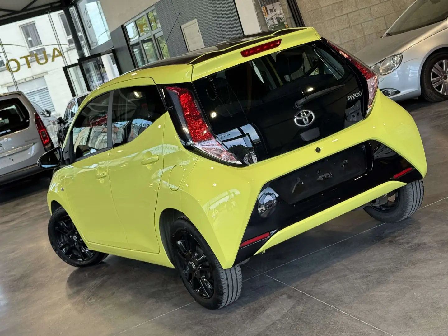 Toyota Aygo 1.0i VVT-i X/PACKSPORT/EURO6B/FULLOPTIONS/1PROP CA Jaune - 2