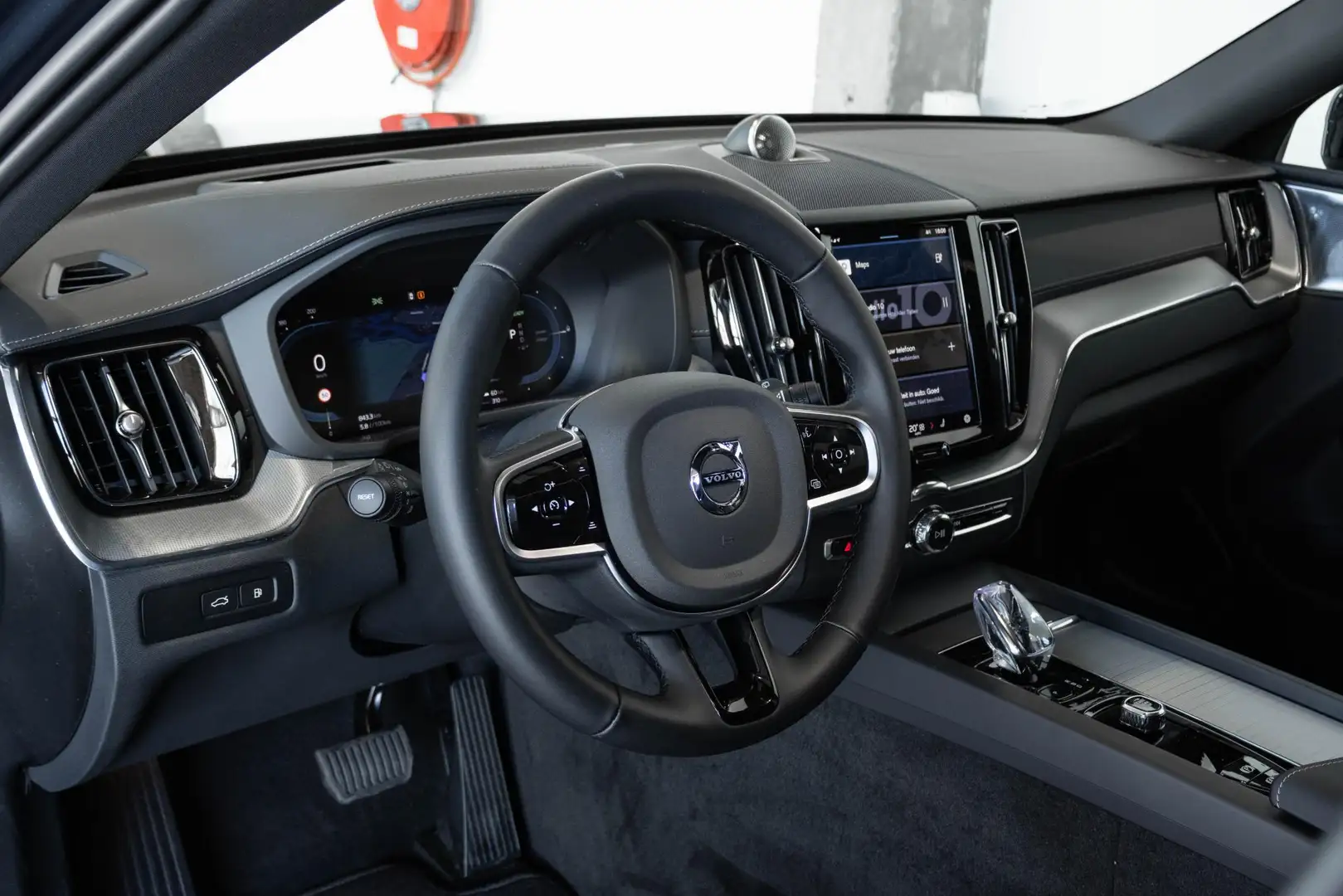 Volvo XC60 T6 Automaat Plug-in hybrid AWD Ultra Dark | Elektr Blau - 2