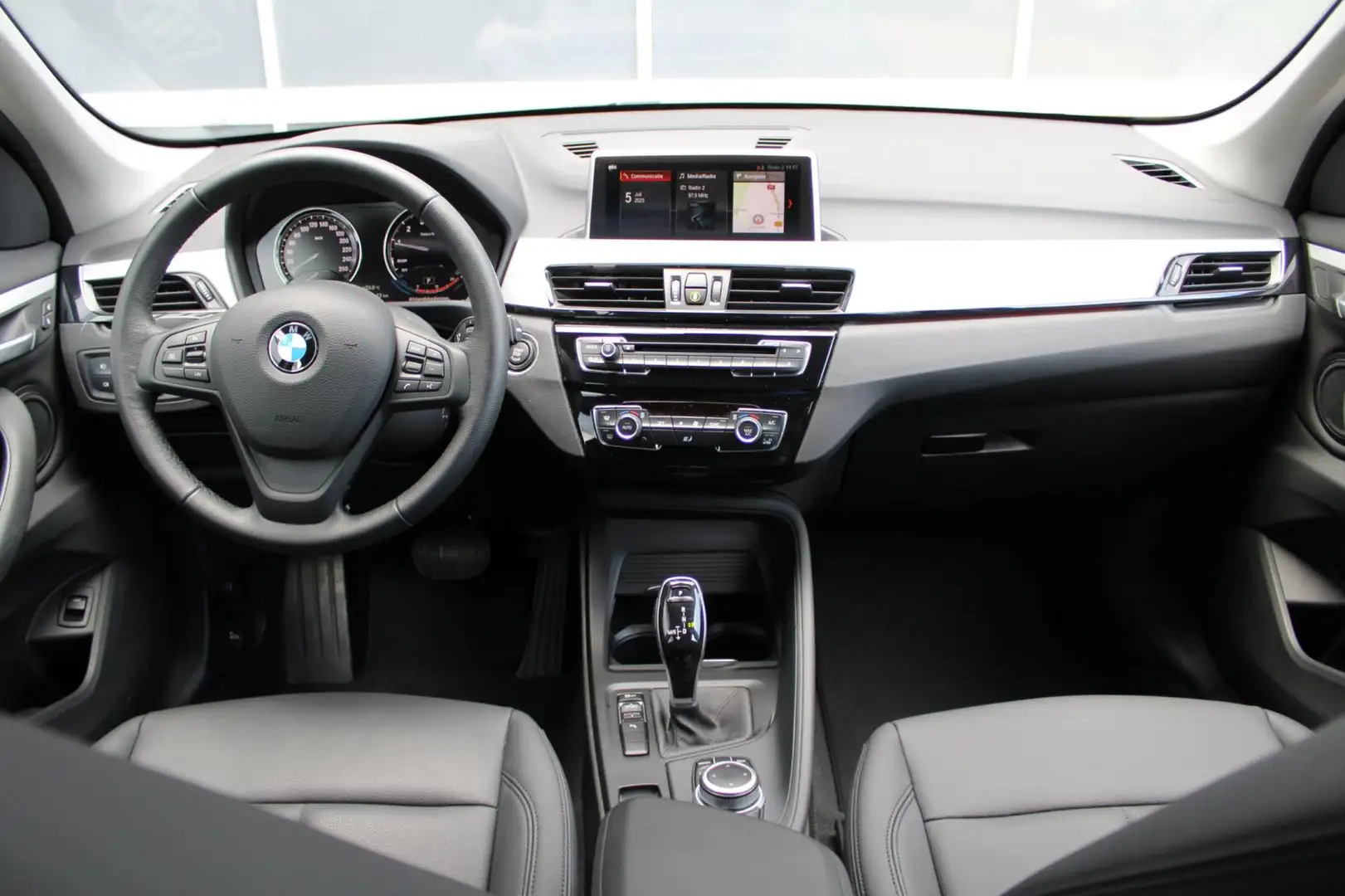 BMW X1 SDrive18i Zwart - 2