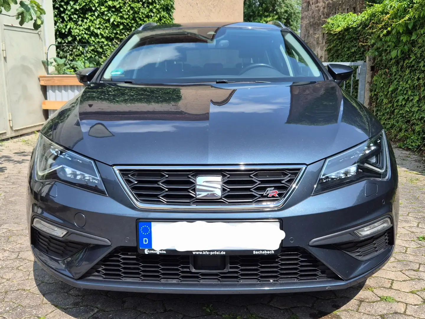 SEAT Leon Leon ST 2.0 TSI DSG OPF FR Grau - 2
