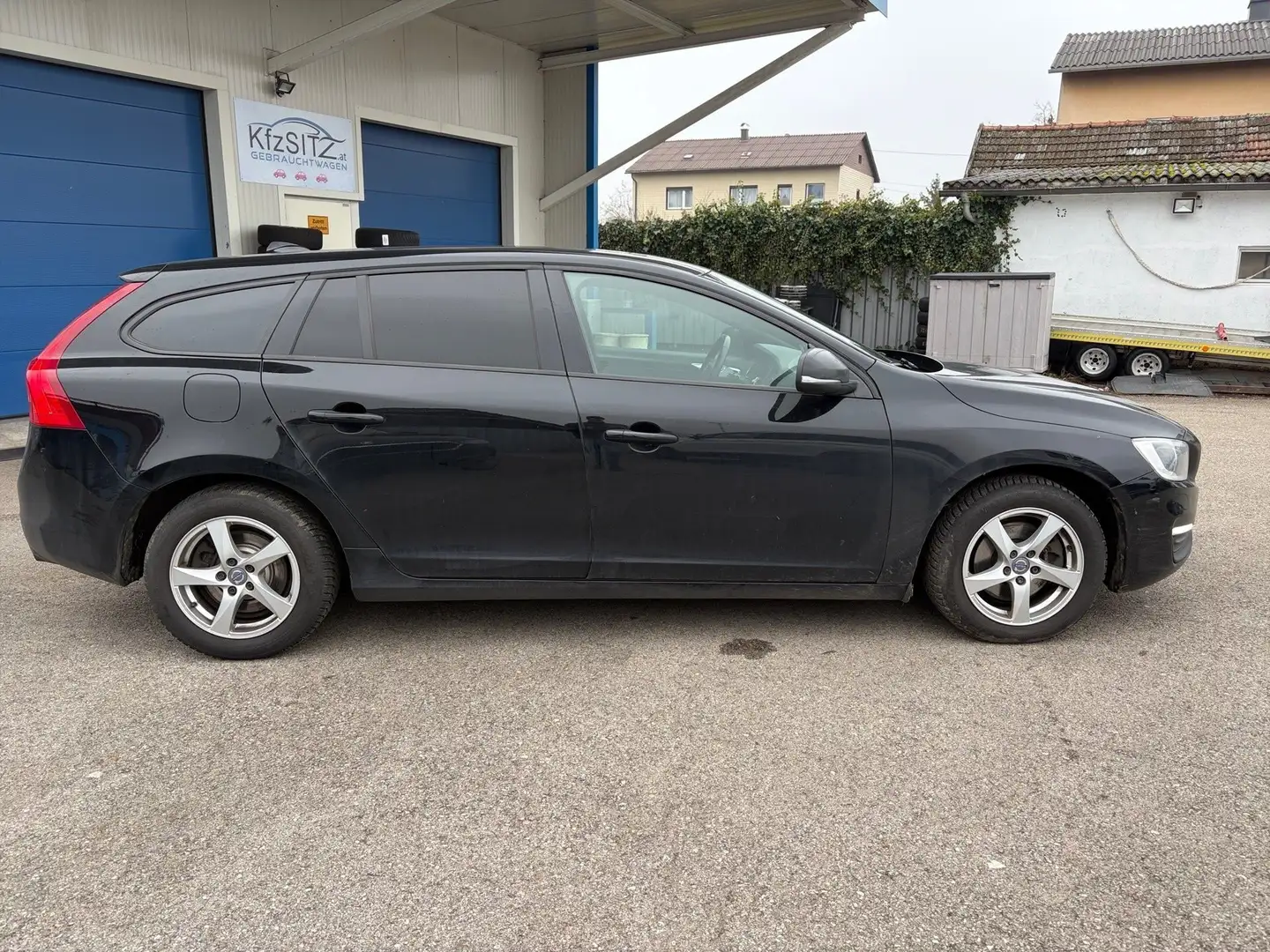 Volvo V60 D3 Kinetic Geartronic Schwarz - 2