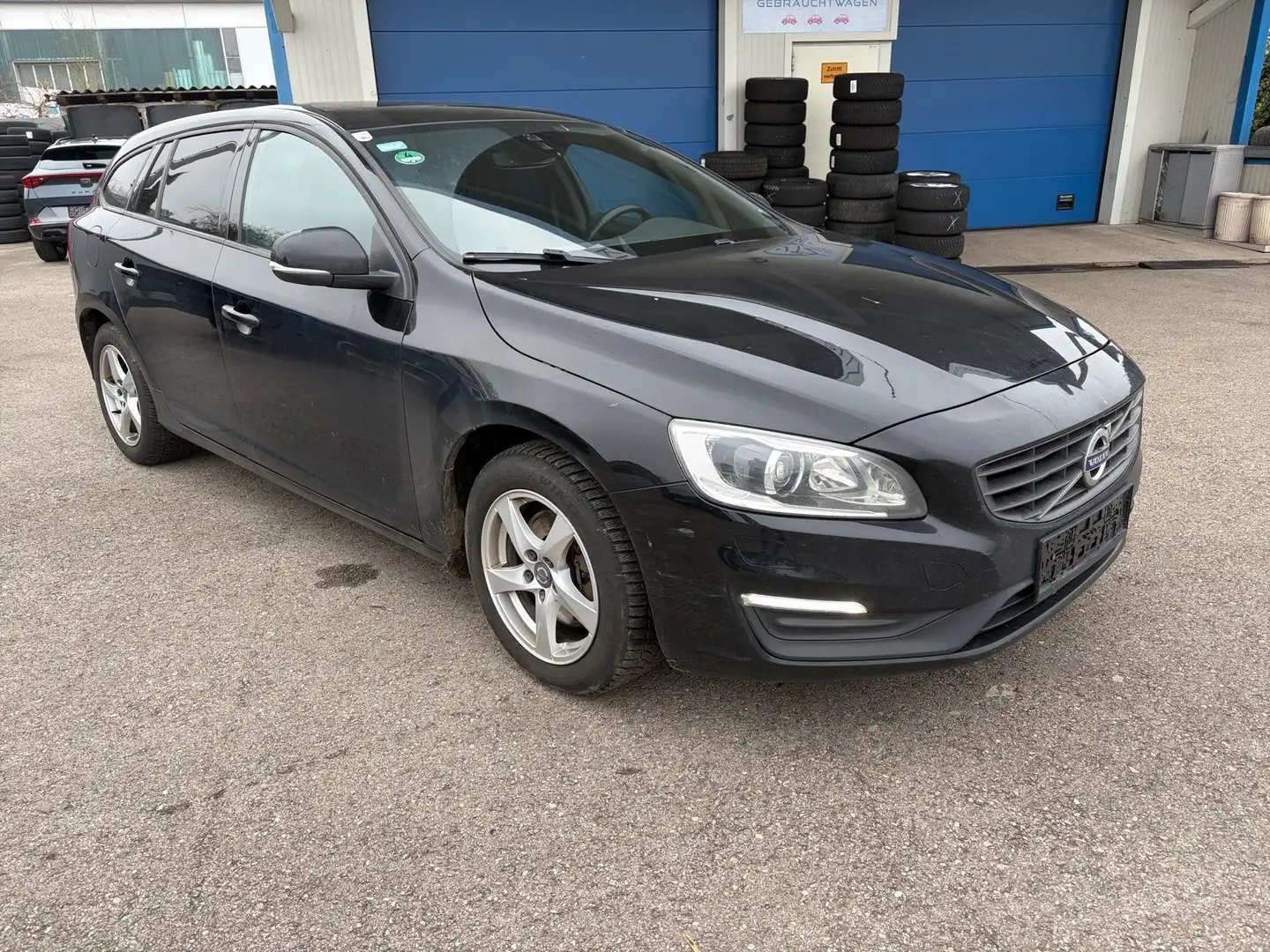 Volvo V60 D3 Kinetic Geartronic Schwarz - 1