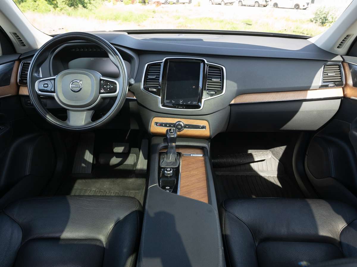 2022 Volvo XC90 T6 AWD MOMENTUM alt 4