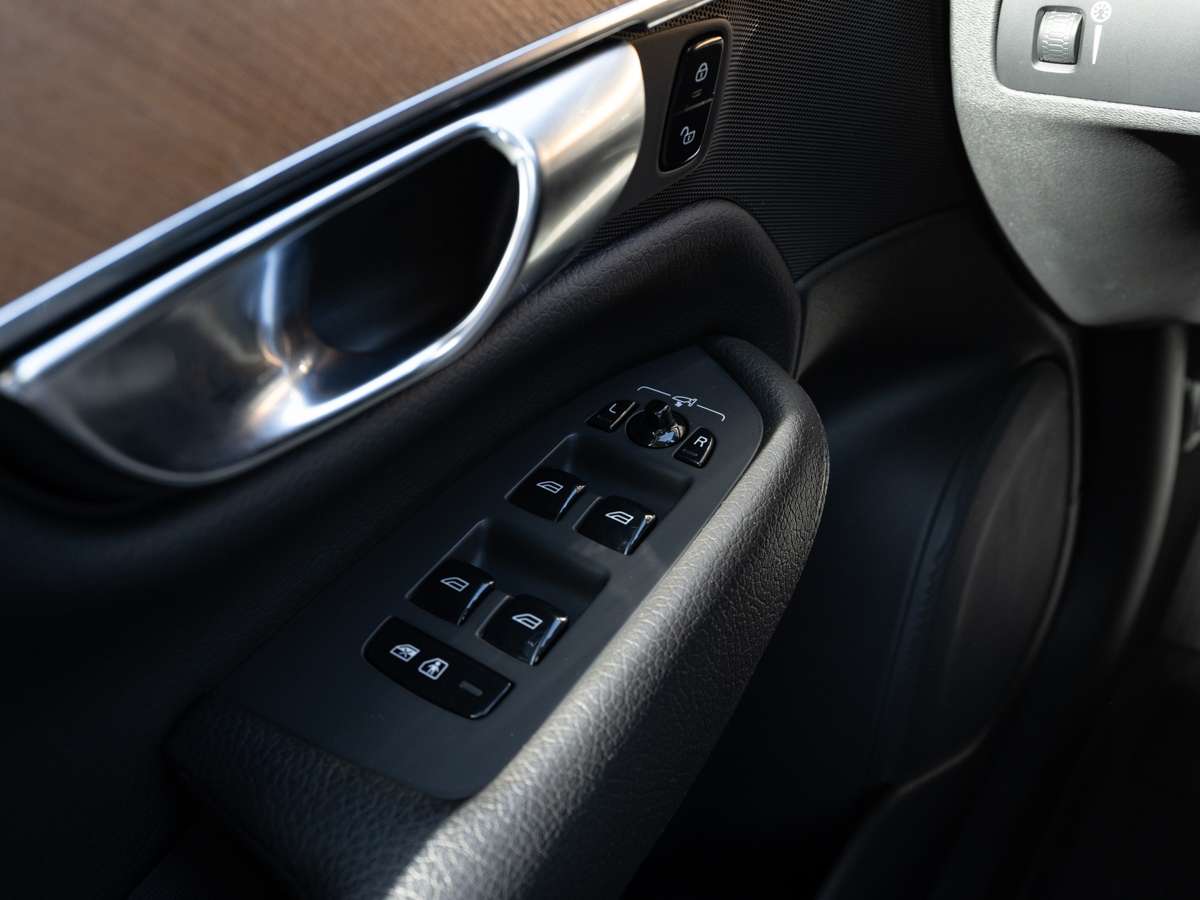 2022 Volvo XC90 T6 AWD MOMENTUM thumb 11