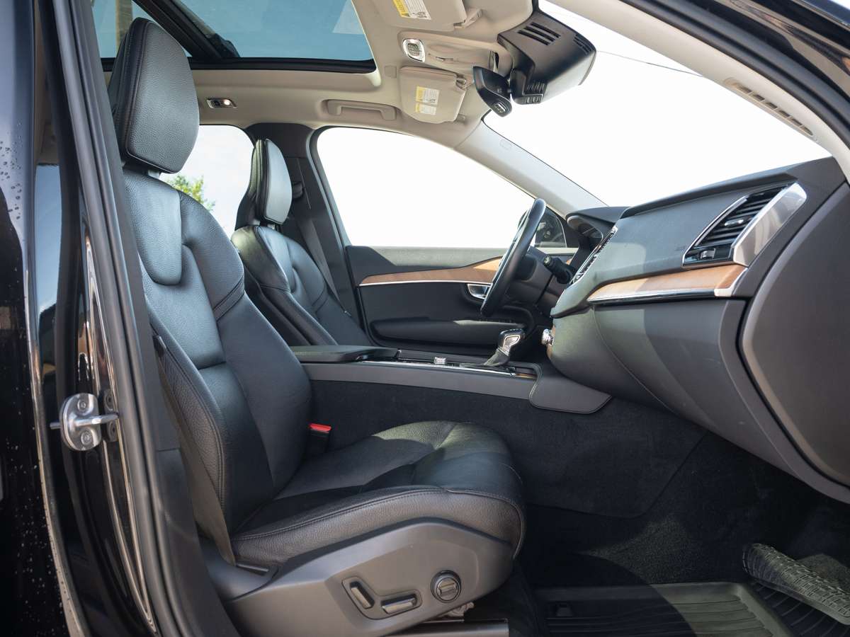 2022 Volvo XC90 T6 AWD MOMENTUM alt 3