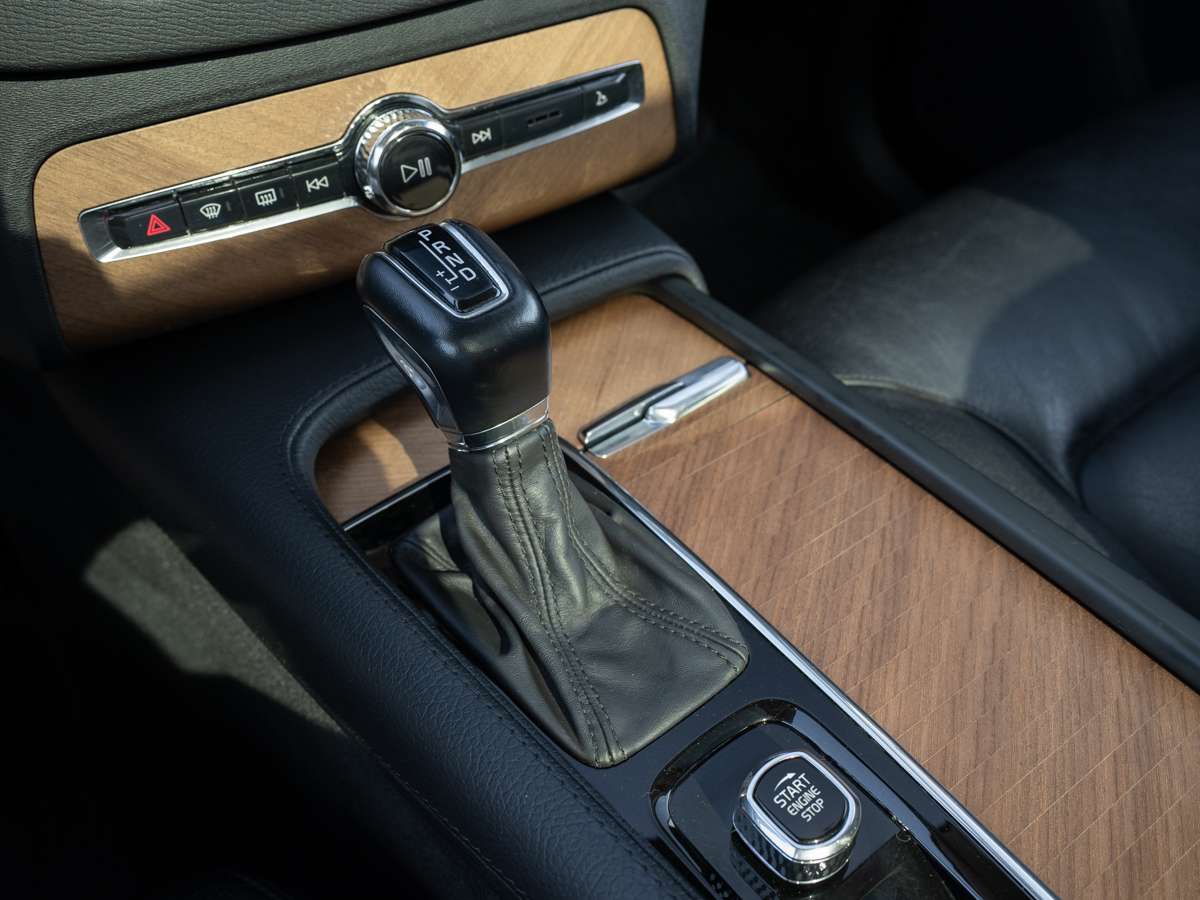2022 Volvo XC90 T6 AWD MOMENTUM thumb 16