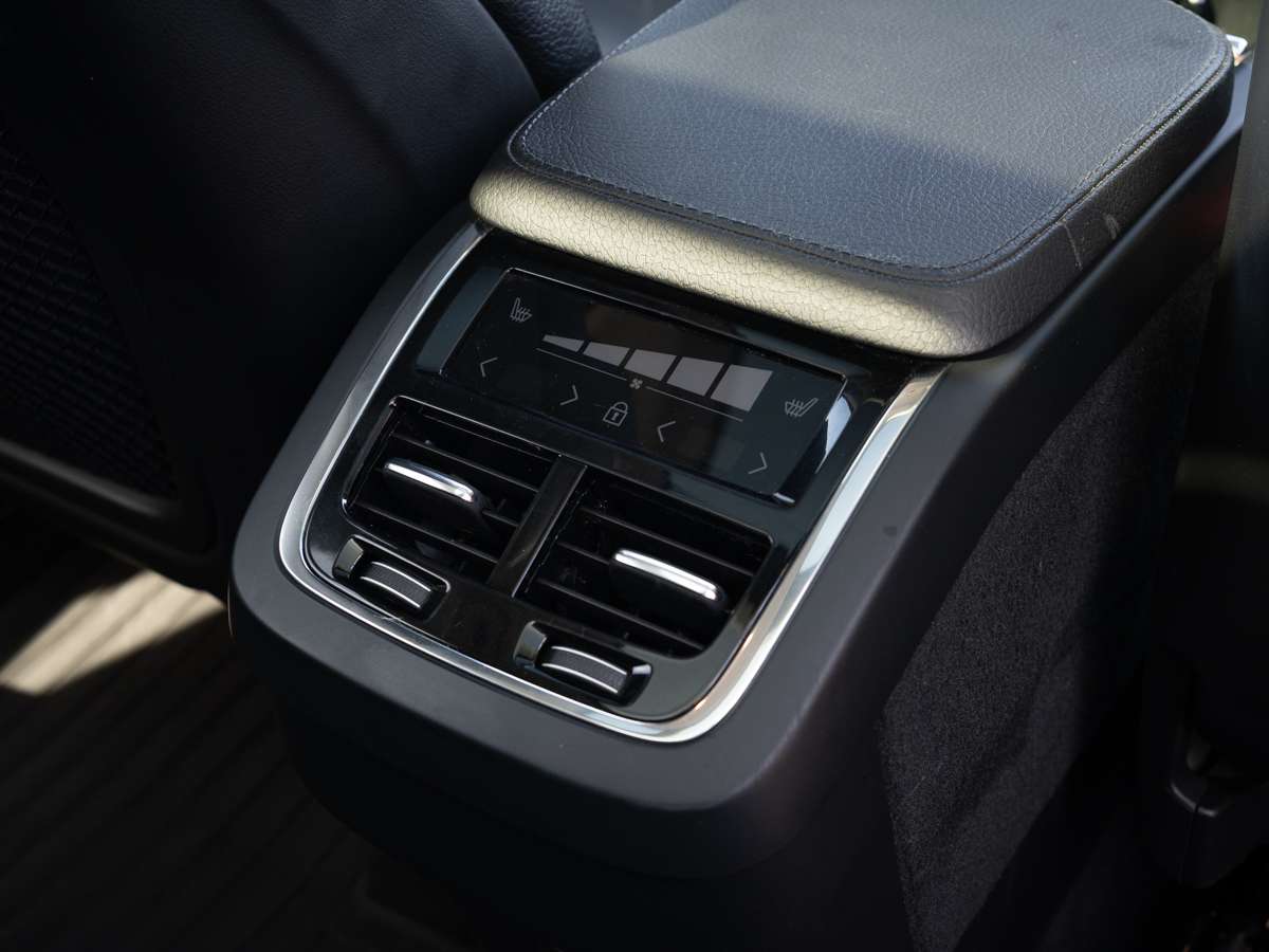 2022 Volvo XC90 T6 AWD MOMENTUM thumb 17