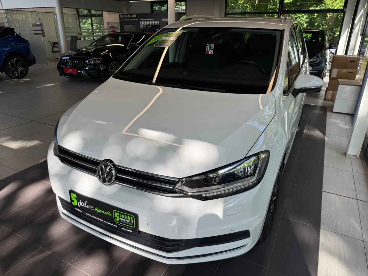Volkswagen Touran BMT 1.5 TSI Highline LED SR&WR Kam Nav SHZ Wit - 2