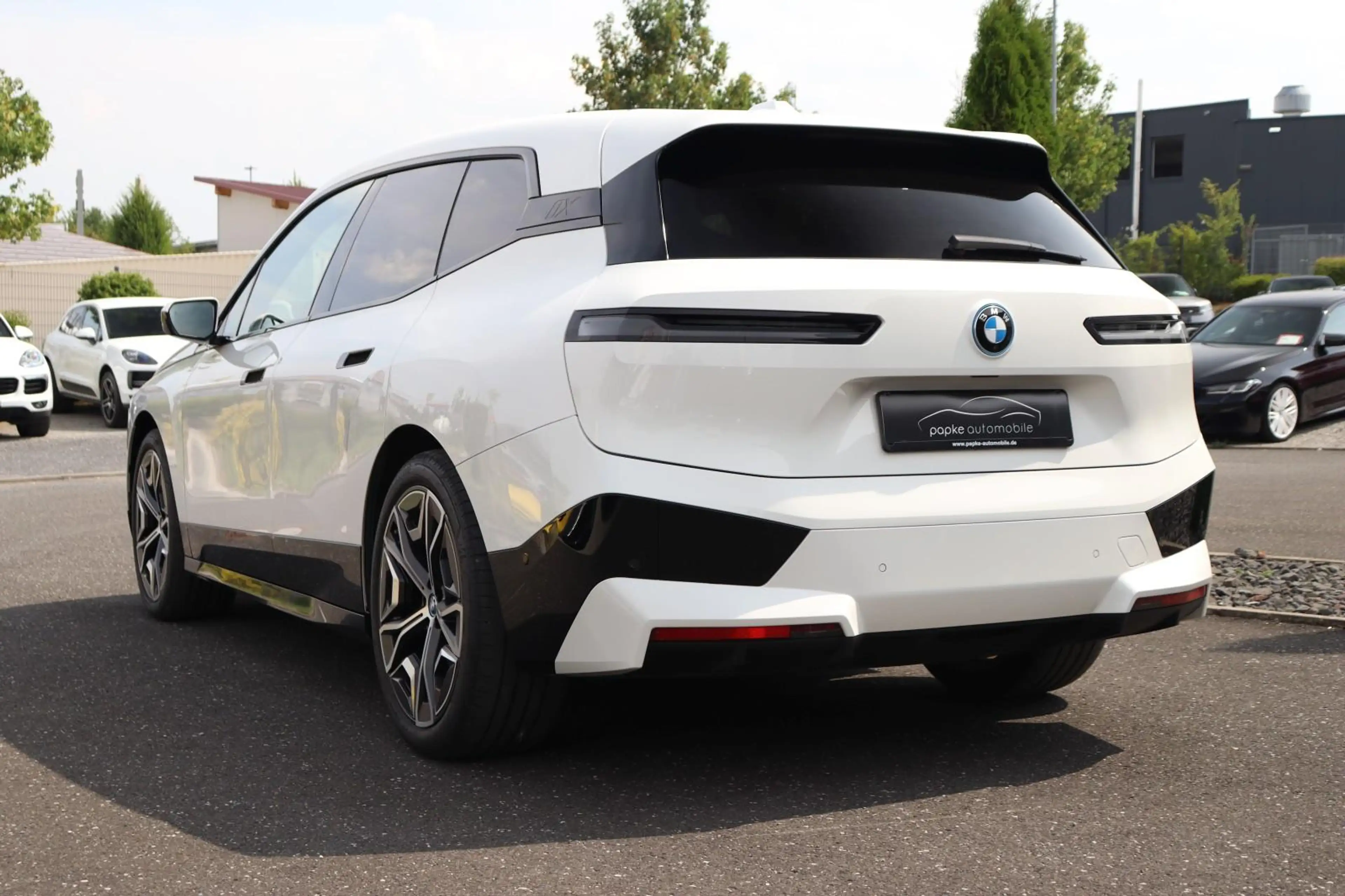 BMW iX 40 xDrive Sportpaket +AHK+HEAD-UP+ASSIST+22"+ — photo 8