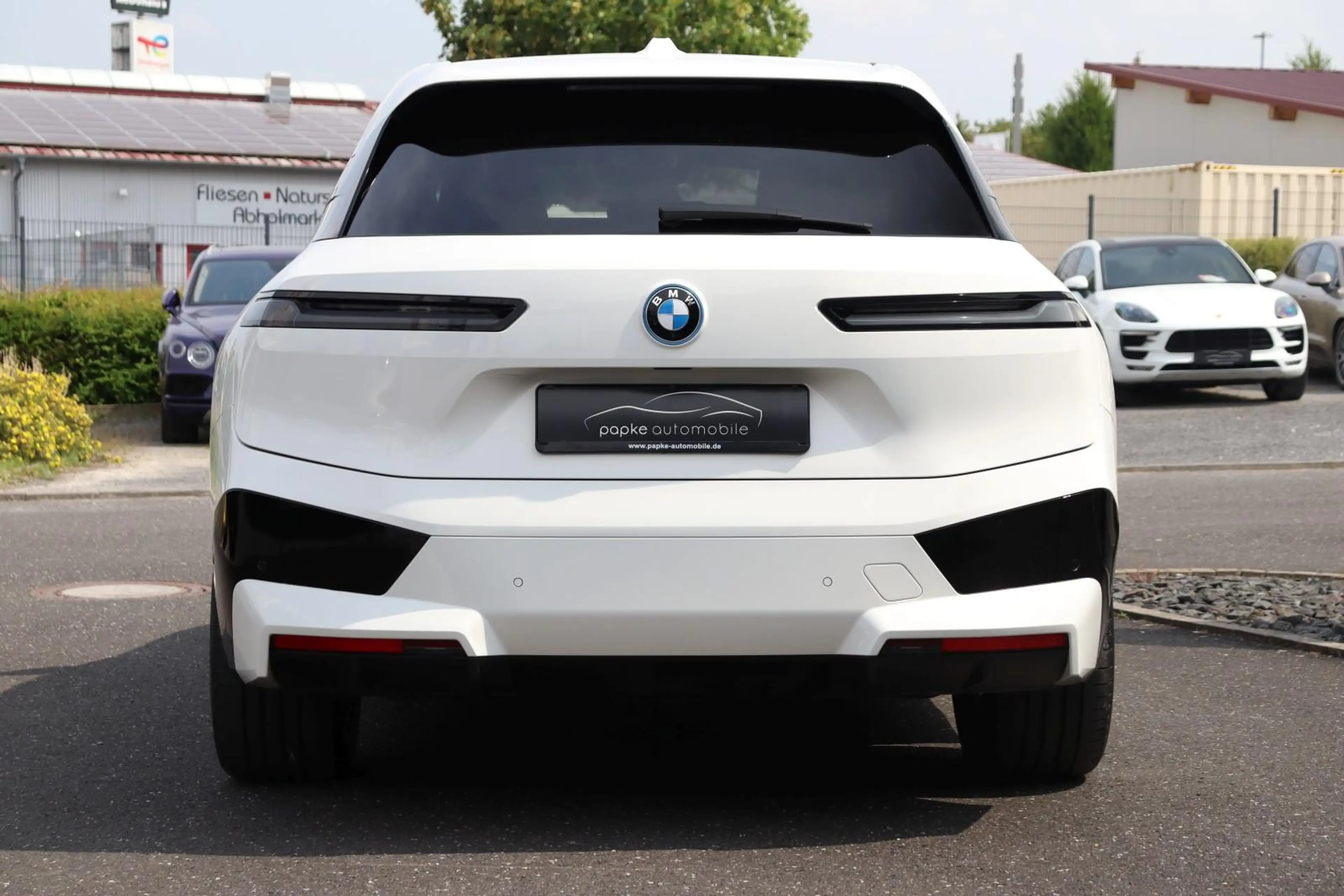 BMW iX 40 xDrive Sportpaket +AHK+HEAD-UP+ASSIST+22"+ — photo 7