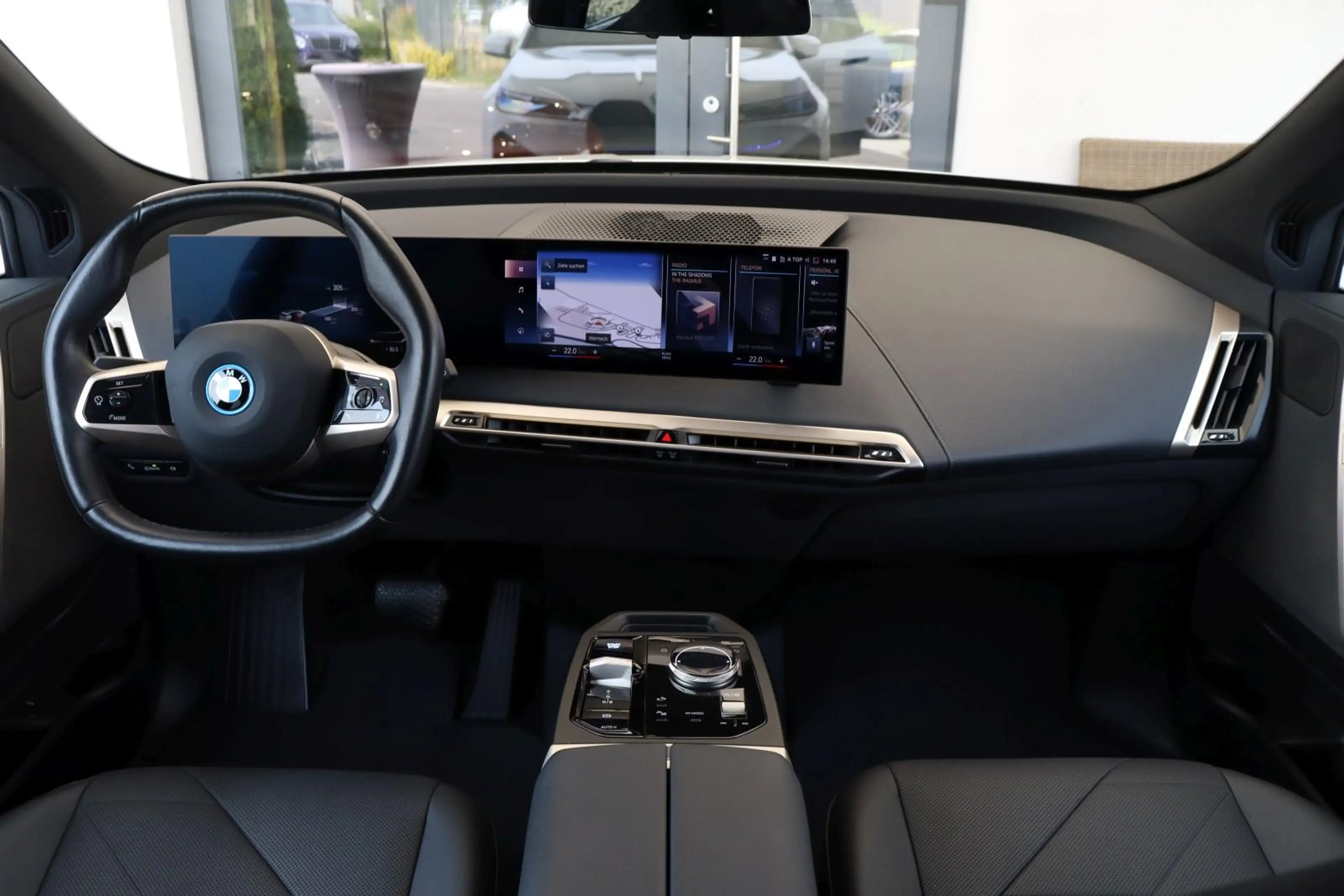 BMW iX 40 xDrive Sportpaket +AHK+HEAD-UP+ASSIST+22"+ — photo 9