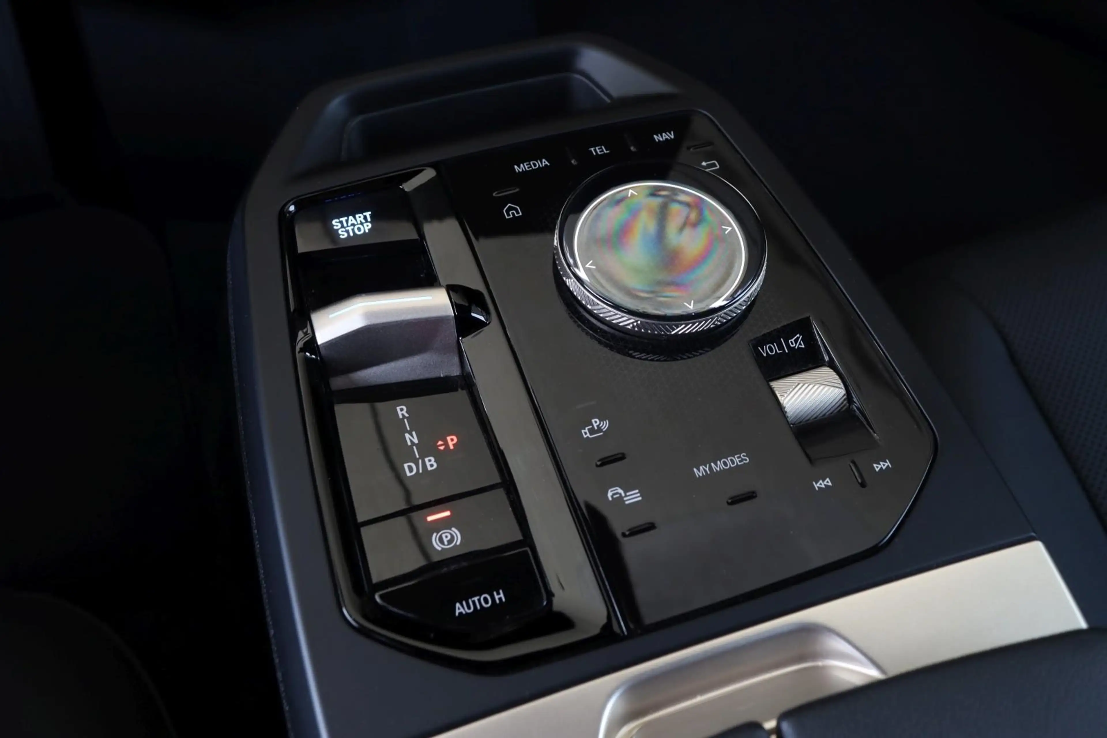 BMW iX 40 xDrive Sportpaket +AHK+HEAD-UP+ASSIST+22"+ — photo 13