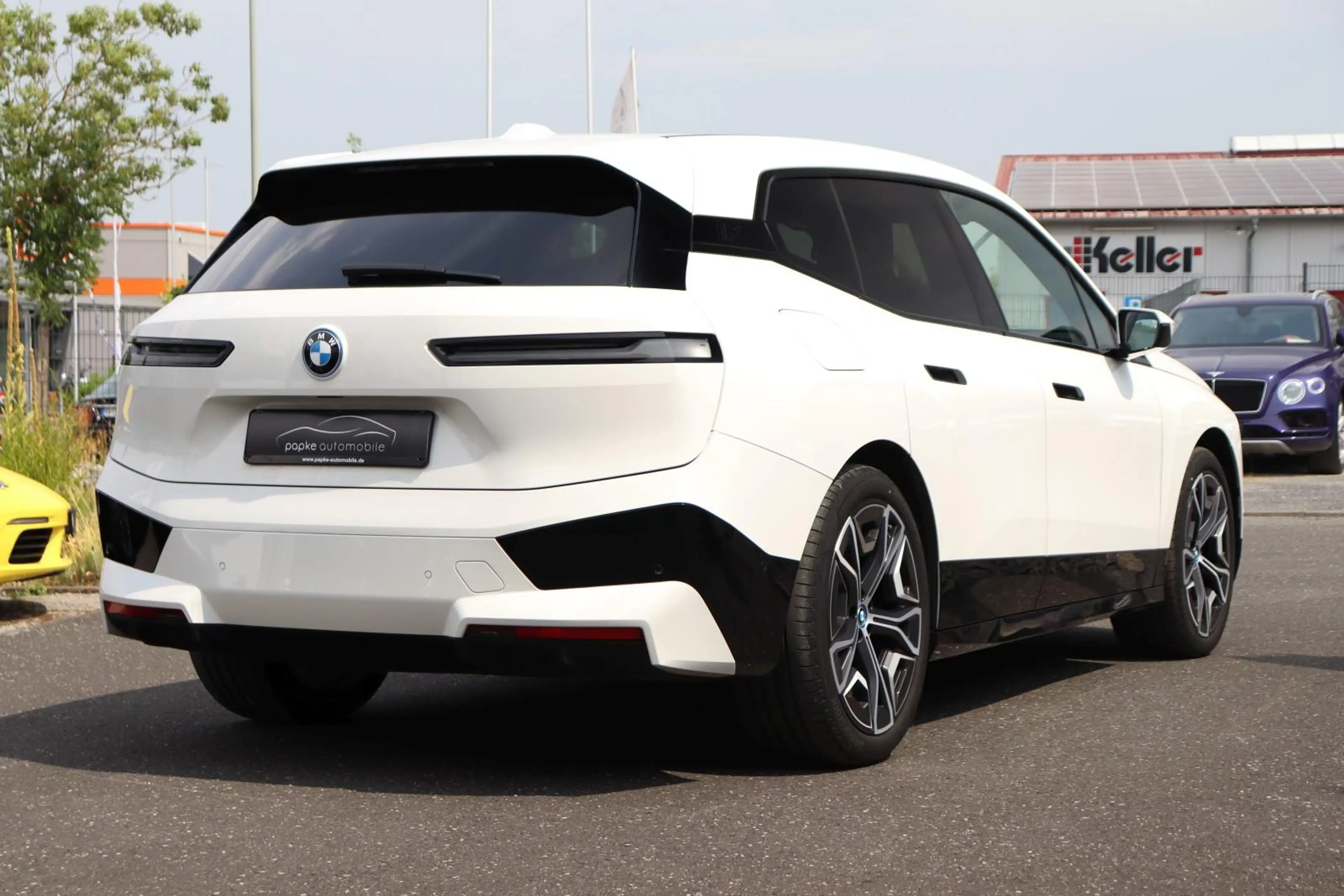 BMW iX 40 xDrive Sportpaket +AHK+HEAD-UP+ASSIST+22"+ — photo 6